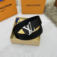 LV 奢华款现代 饰以雅致大方的标志性 柔软结实的皮带,可搭配从礼服到休闲装各种服饰。宽度4.0cm LV 奢华款现代 饰以雅致大方的标志性 柔软结实的皮带,可搭配从礼服到休闲装各种服饰。宽度4.0cm