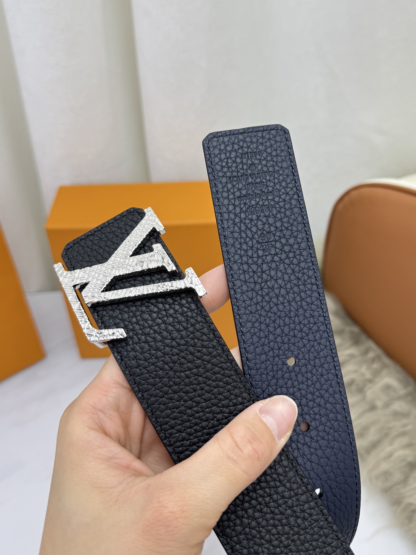 LV 奢华款现代 饰以雅致大方的标志性 柔软结实的皮带，可搭配从礼服到休闲装各种服饰。宽度4.0cm