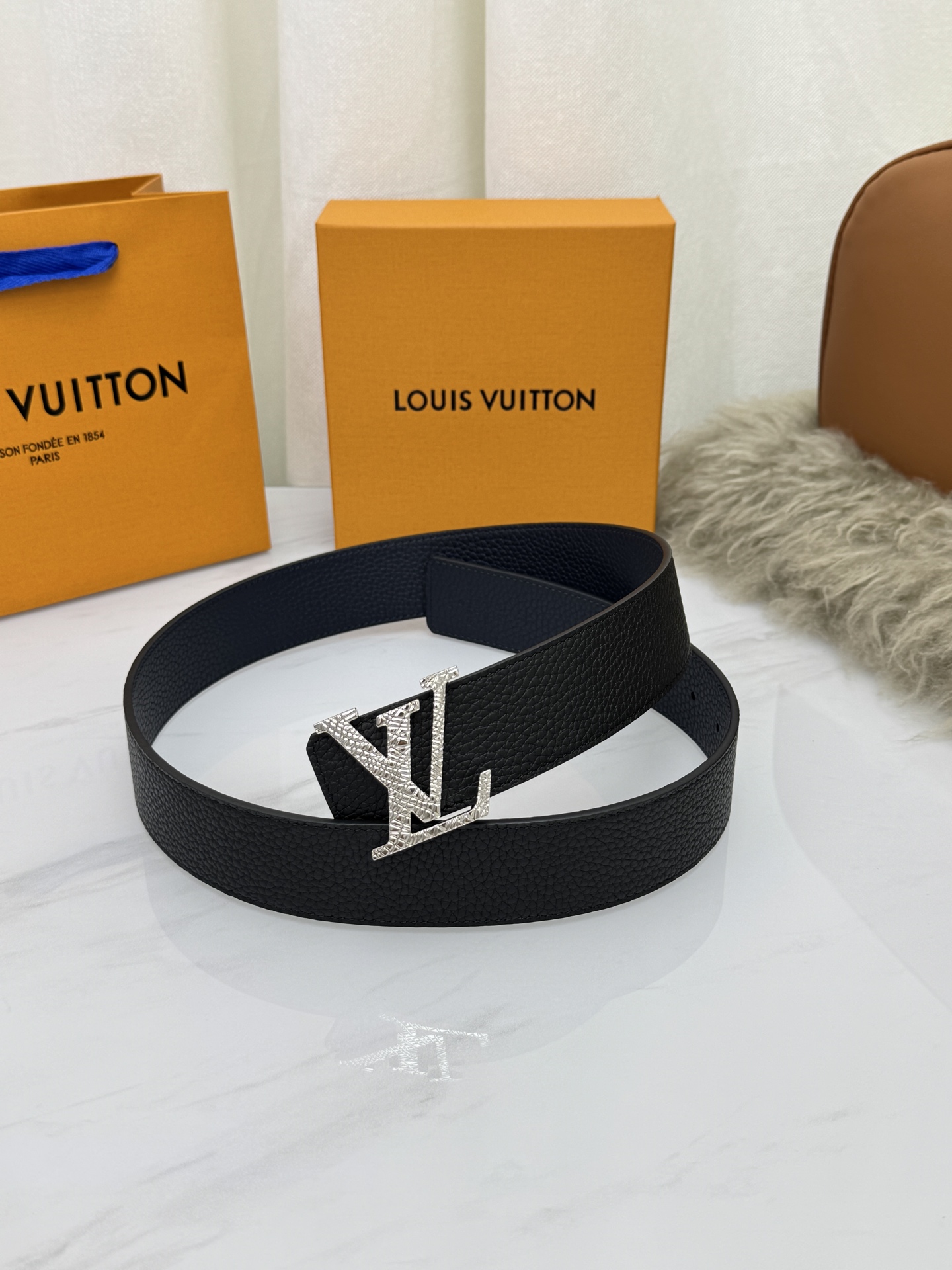 LV 奢华款现代 饰以雅致大方的标志性 柔软结实的皮带，可搭配从礼服到休闲装各种服饰。宽度4.0cm