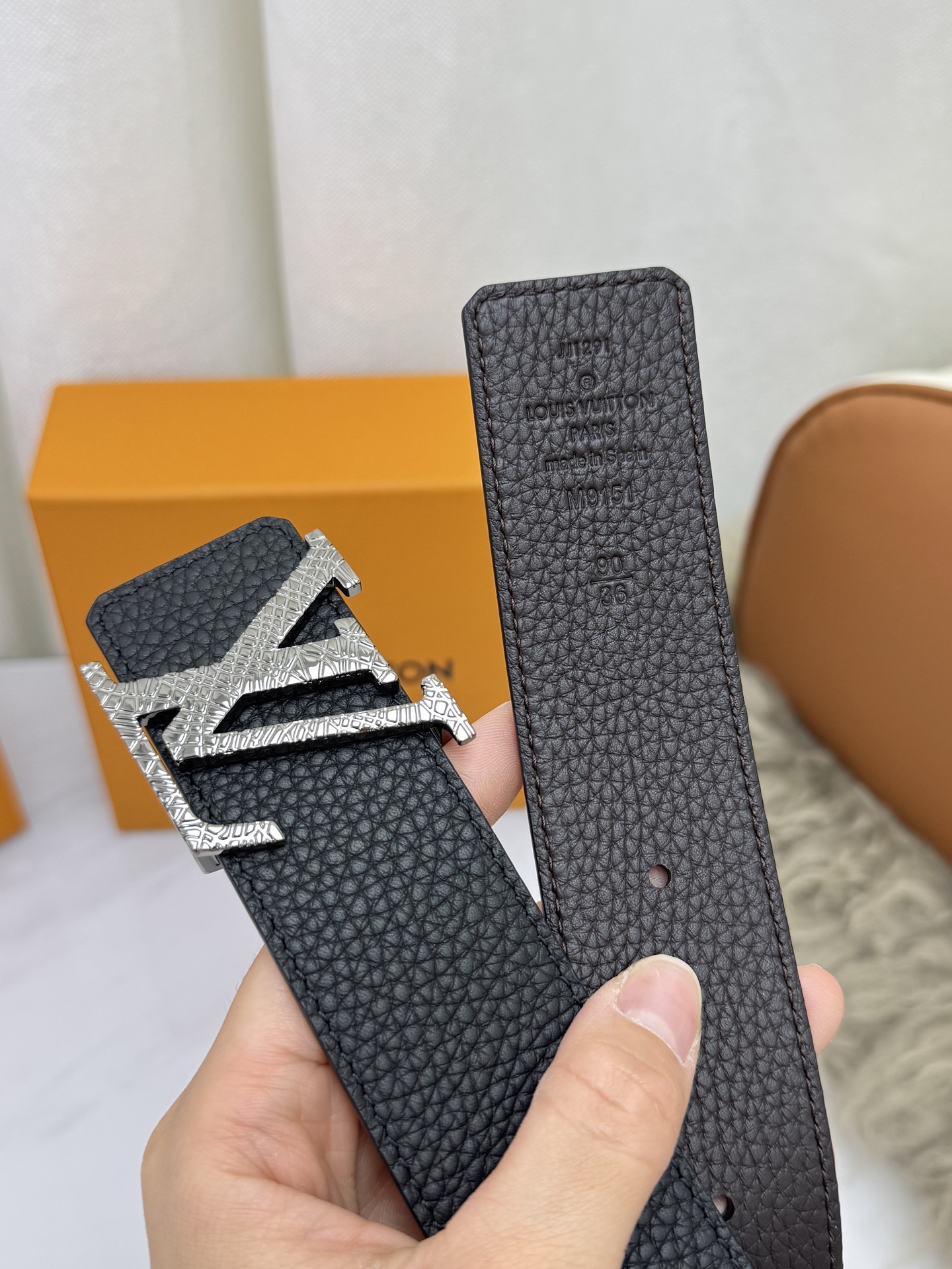 LV 奢华款现代 饰以雅致大方的标志性 柔软结实的皮带，可搭配从礼服到休闲装各种服饰。宽度4.0cm