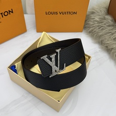 LV 奢华款现代 饰以雅致大方的标志性 柔软结实的皮带,可搭配从礼服到休闲装各种服饰。宽度4.0cm LV 奢华款现代 饰以雅致大方的标志性 柔软结实的皮带,可搭配从礼服到休闲装各种服饰。宽度4.0cm
