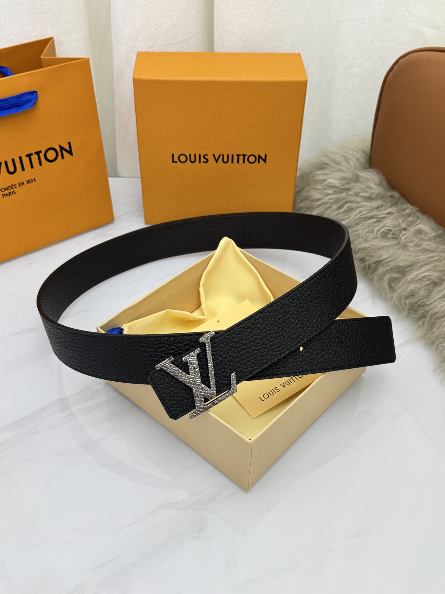 LV 奢华款现代 饰以雅致大方的标志性 柔软结实的皮带，可搭配从礼服到休闲装各种服饰。宽度4.0cm