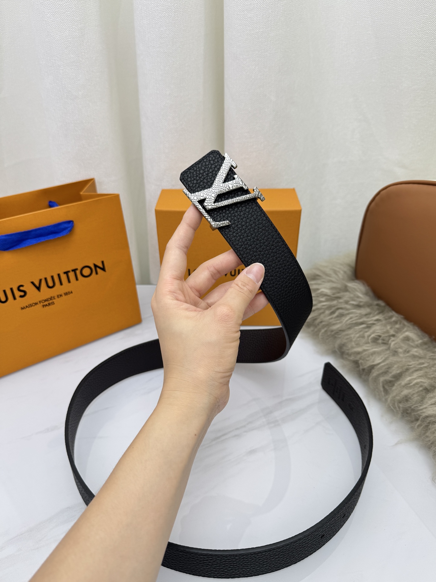 LV 奢华款现代 饰以雅致大方的标志性 柔软结实的皮带，可搭配从礼服到休闲装各种服饰。宽度4.0cm