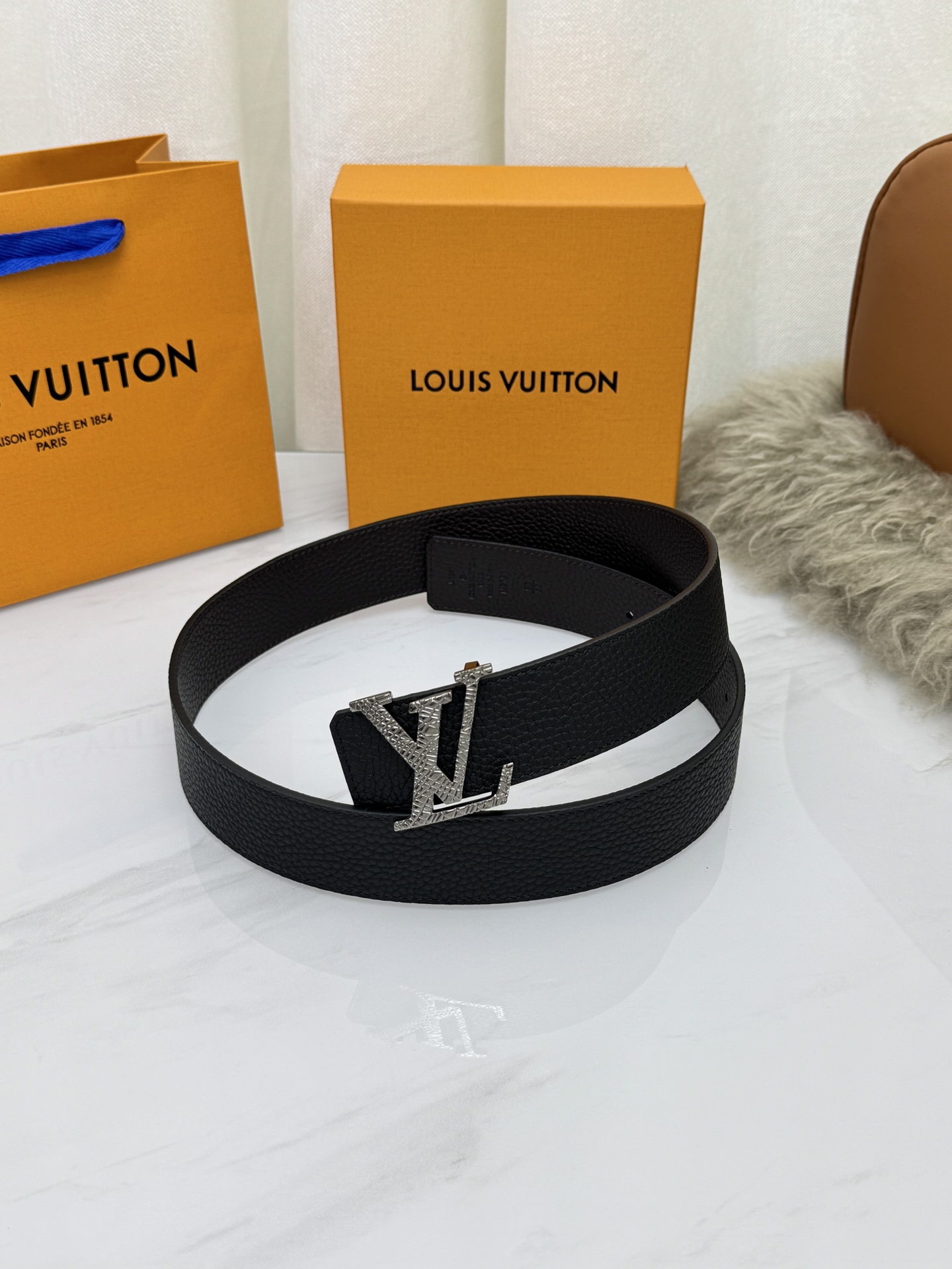 LV 奢华款现代 饰以雅致大方的标志性 柔软结实的皮带，可搭配从礼服到休闲装各种服饰。宽度4.0cm