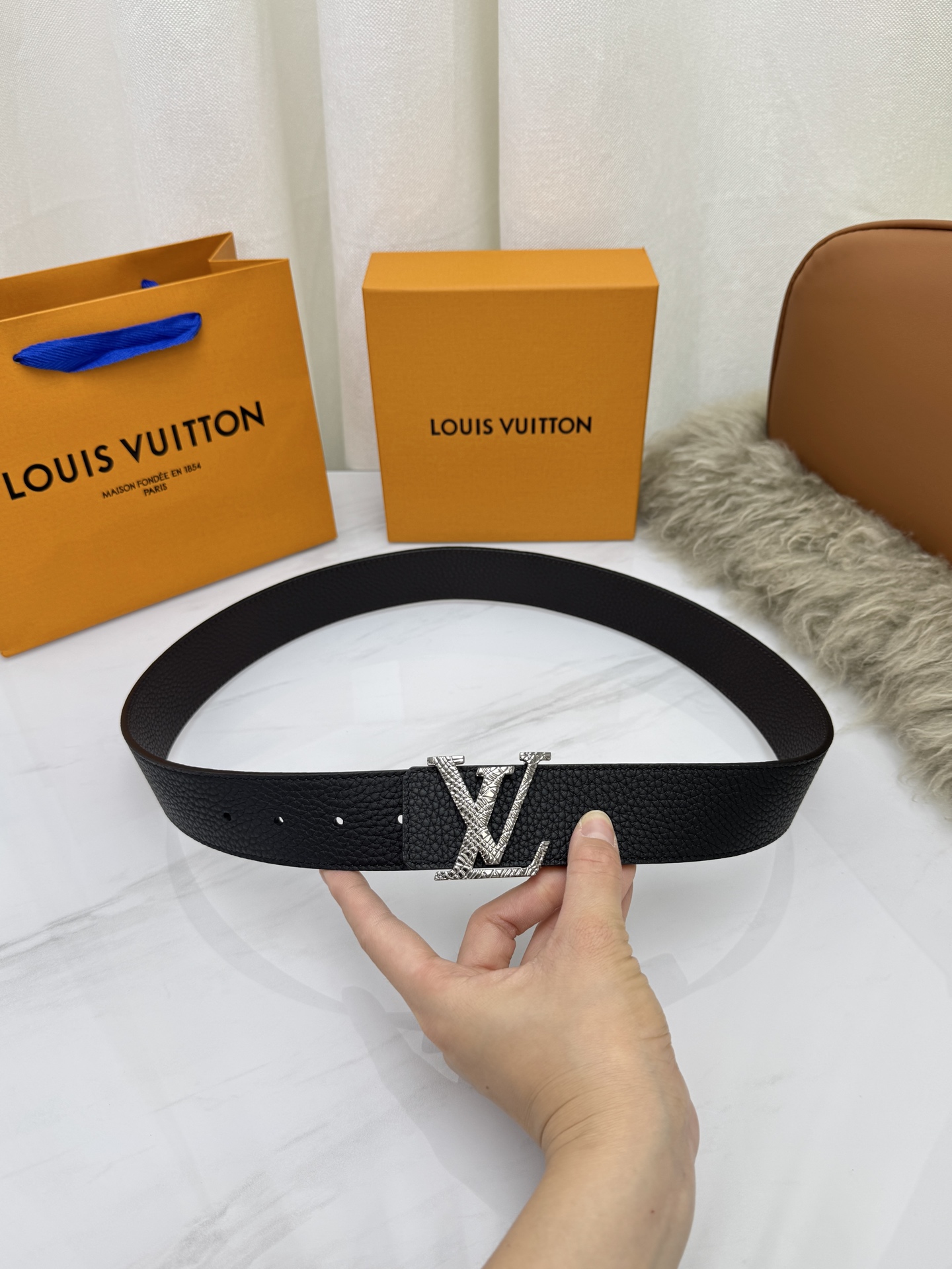 LV 奢华款现代 饰以雅致大方的标志性 柔软结实的皮带，可搭配从礼服到休闲装各种服饰。宽度4.0cm