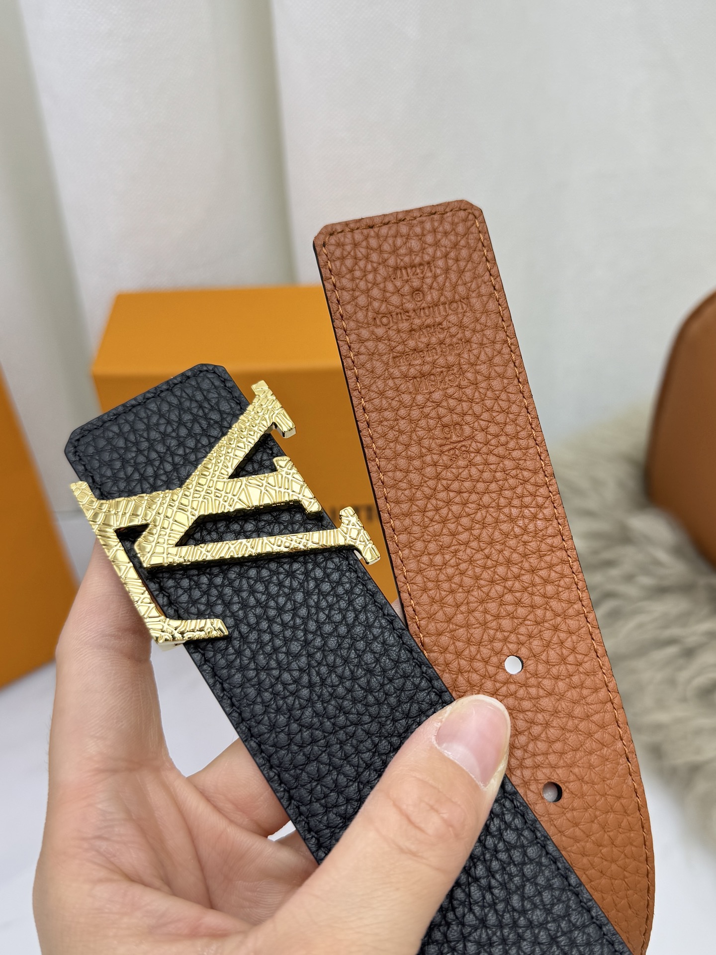 LV 奢华款现代 饰以雅致大方的标志性 柔软结实的皮带，可搭配从礼服到休闲装各种服饰。宽度4.0cm