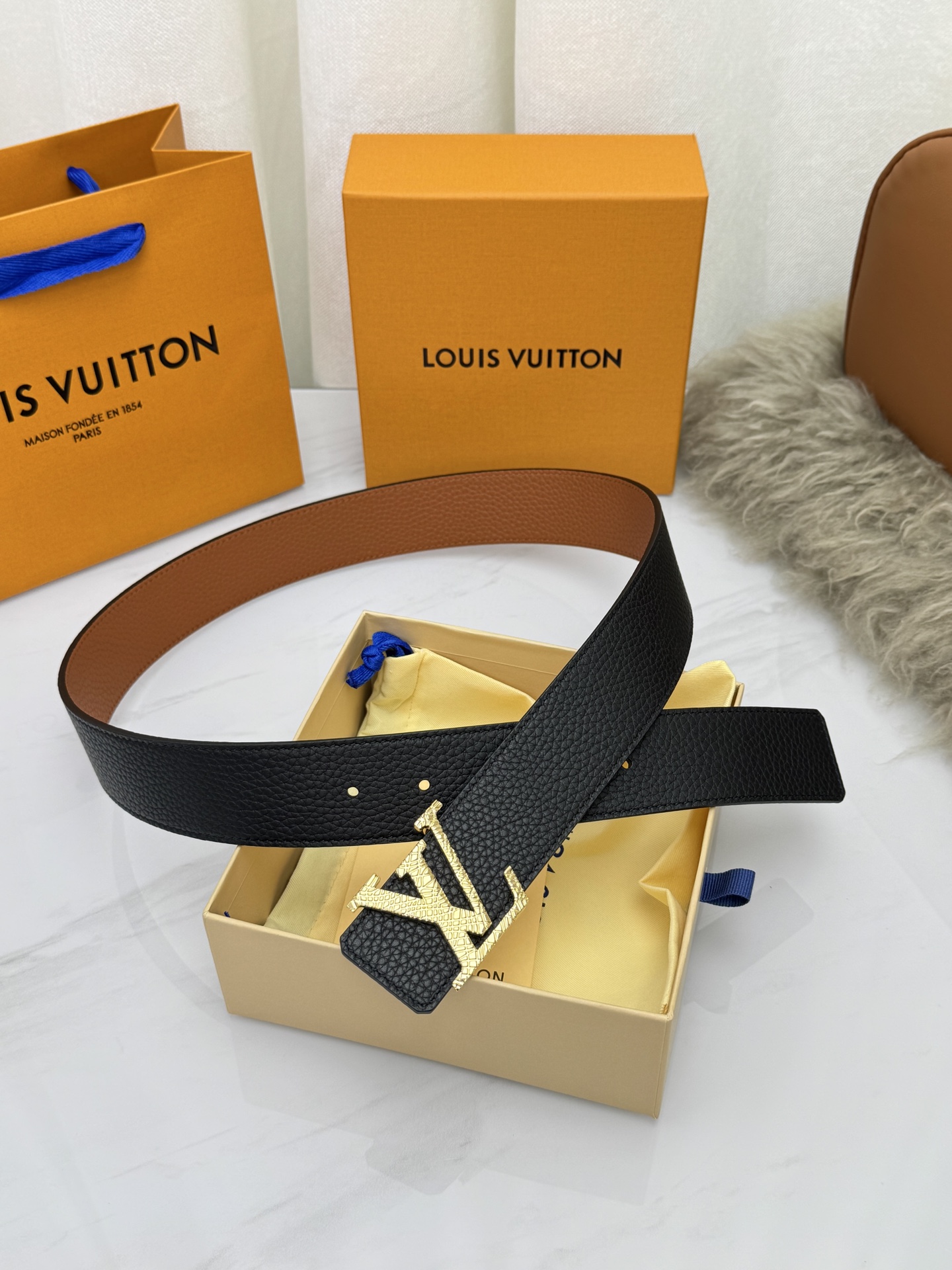 LV 奢华款现代 饰以雅致大方的标志性 柔软结实的皮带，可搭配从礼服到休闲装各种服饰。宽度4.0cm
