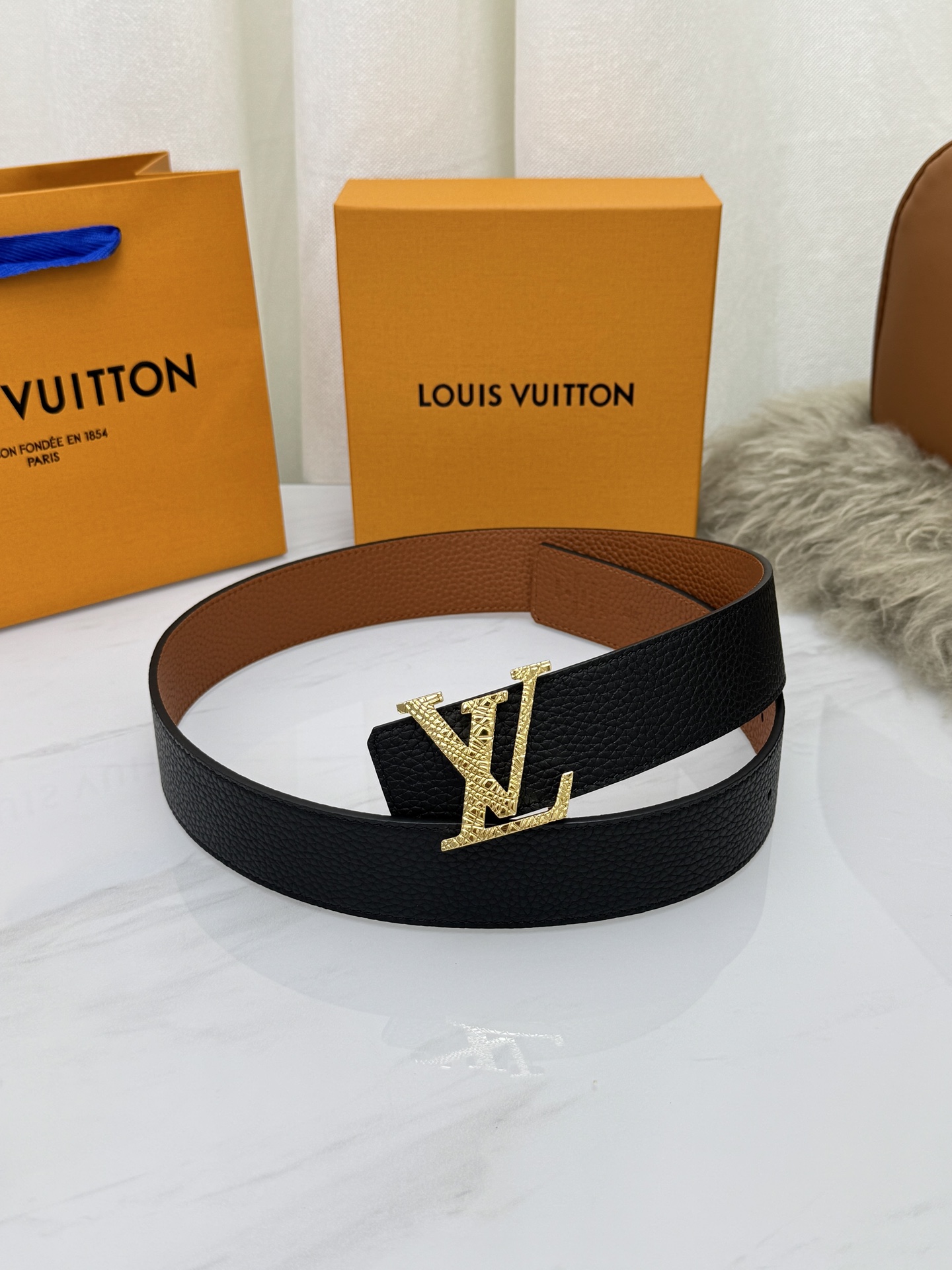 LV 奢华款现代 饰以雅致大方的标志性 柔软结实的皮带，可搭配从礼服到休闲装各种服饰。宽度4.0cm