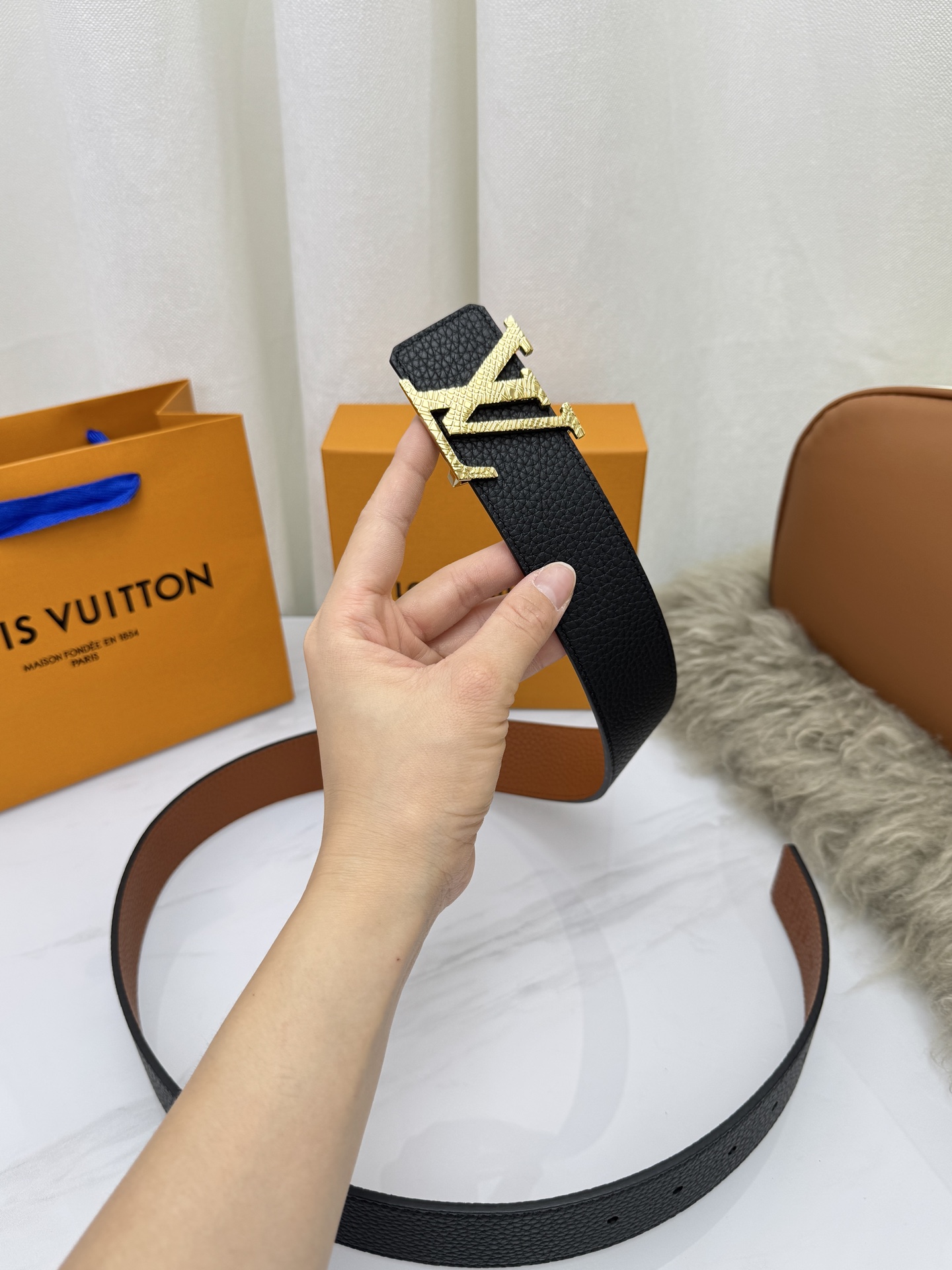 LV 奢华款现代 饰以雅致大方的标志性 柔软结实的皮带，可搭配从礼服到休闲装各种服饰。宽度4.0cm