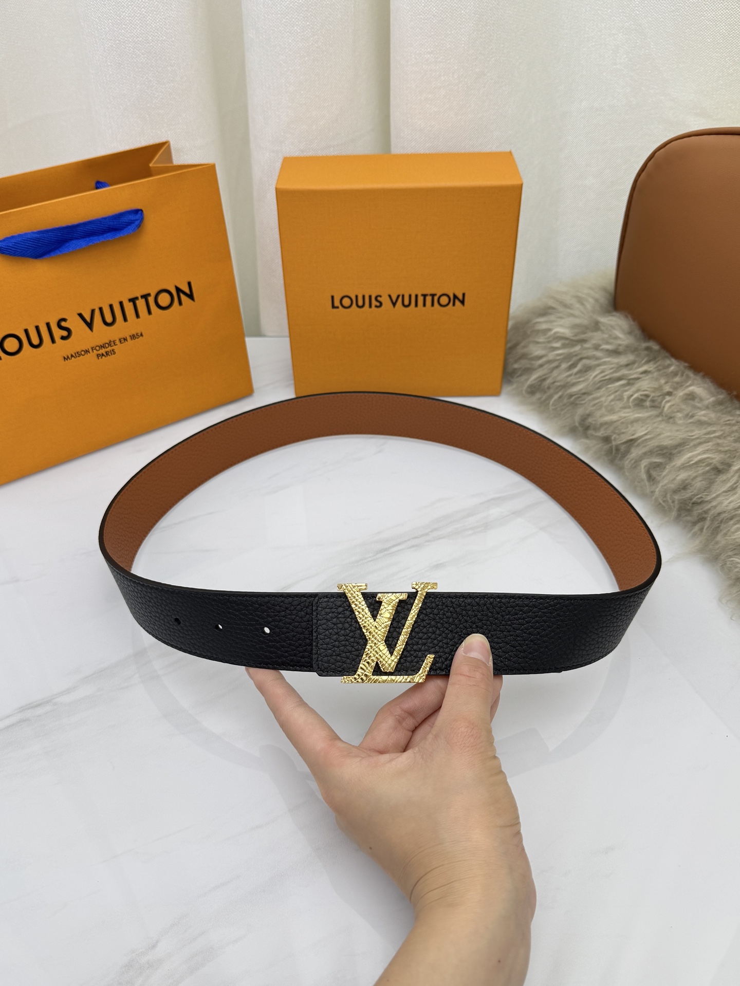 LV 奢华款现代 饰以雅致大方的标志性 柔软结实的皮带，可搭配从礼服到休闲装各种服饰。宽度4.0cm