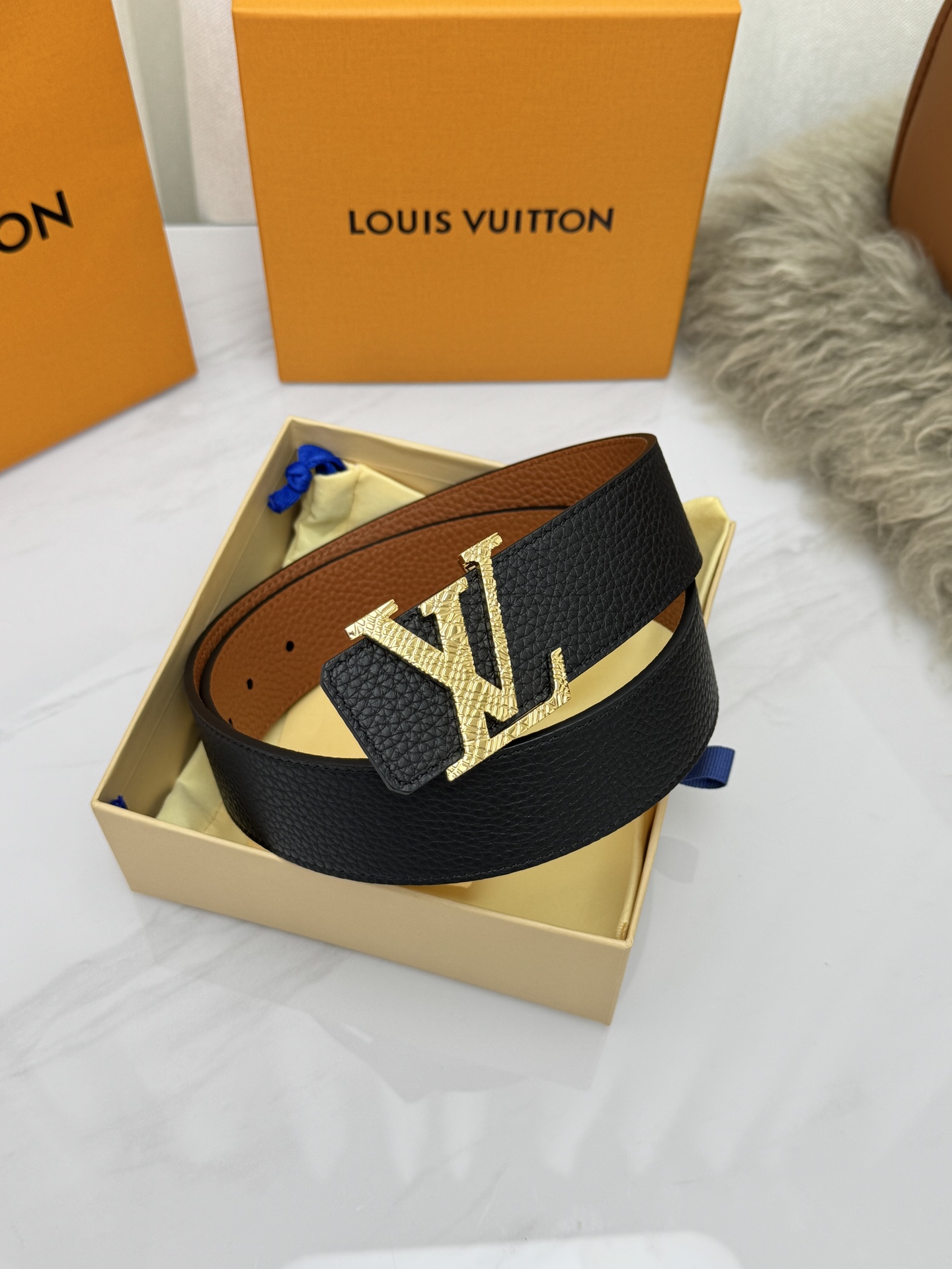 LV 奢华款现代 饰以雅致大方的标志性 柔软结实的皮带,可搭配从礼服到休闲装各种服饰。宽度4.0cm LV 奢华款现代 饰以雅致大方的标志性 柔软结实的皮带,可搭配从礼服到休闲装各种服饰。宽度4.0cm