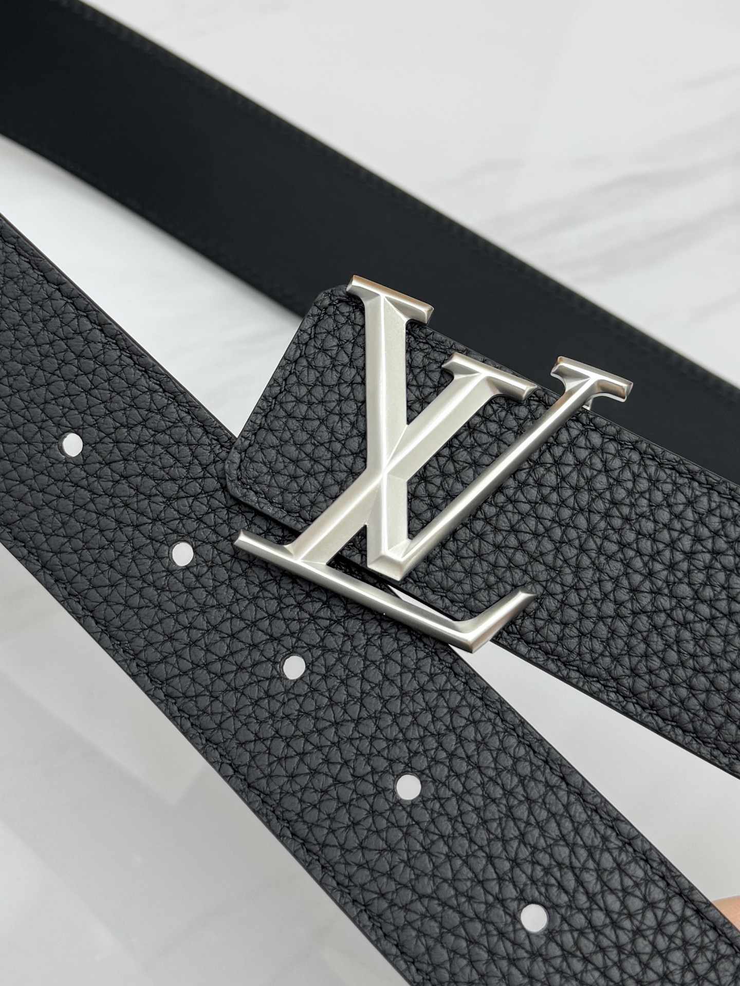 LV 奢华款现代 饰以雅致大方的标志性 柔软结实的皮带，可搭配从礼服到休闲装各种服饰。宽度4.0cm