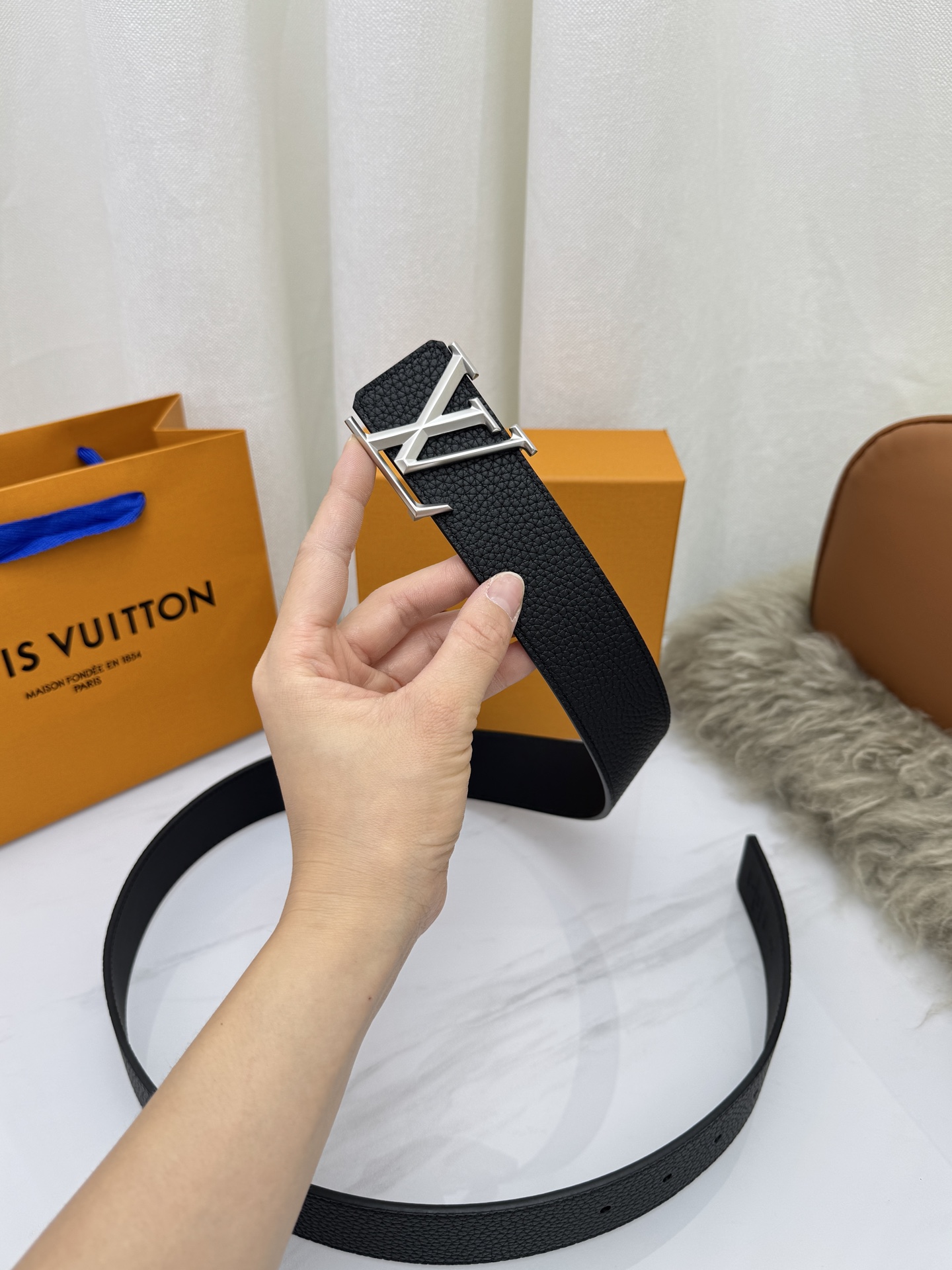 LV 奢华款现代 饰以雅致大方的标志性 柔软结实的皮带，可搭配从礼服到休闲装各种服饰。宽度4.0cm