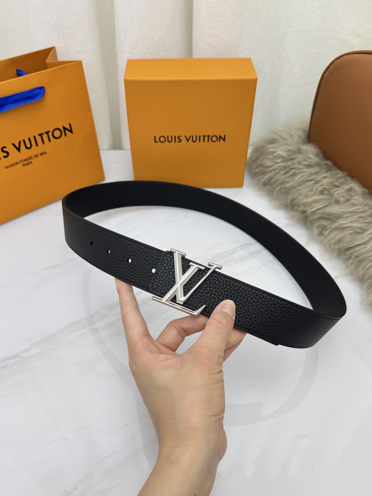 LV 奢华款现代 饰以雅致大方的标志性 柔软结实的皮带，可搭配从礼服到休闲装各种服饰。宽度4.0cm