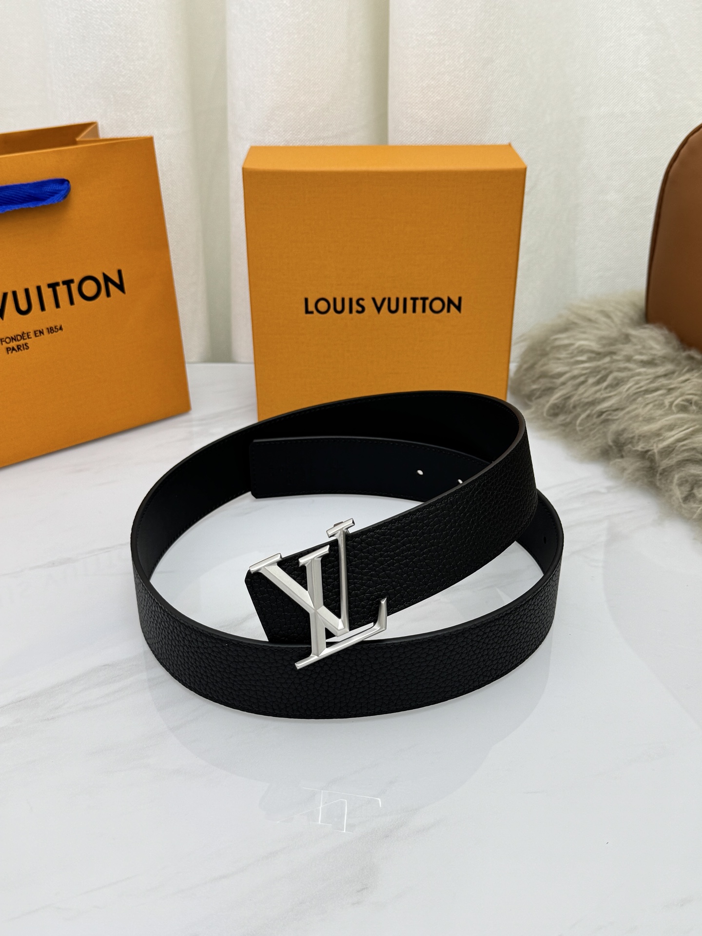 LV 奢华款现代 饰以雅致大方的标志性 柔软结实的皮带，可搭配从礼服到休闲装各种服饰。宽度4.0cm
