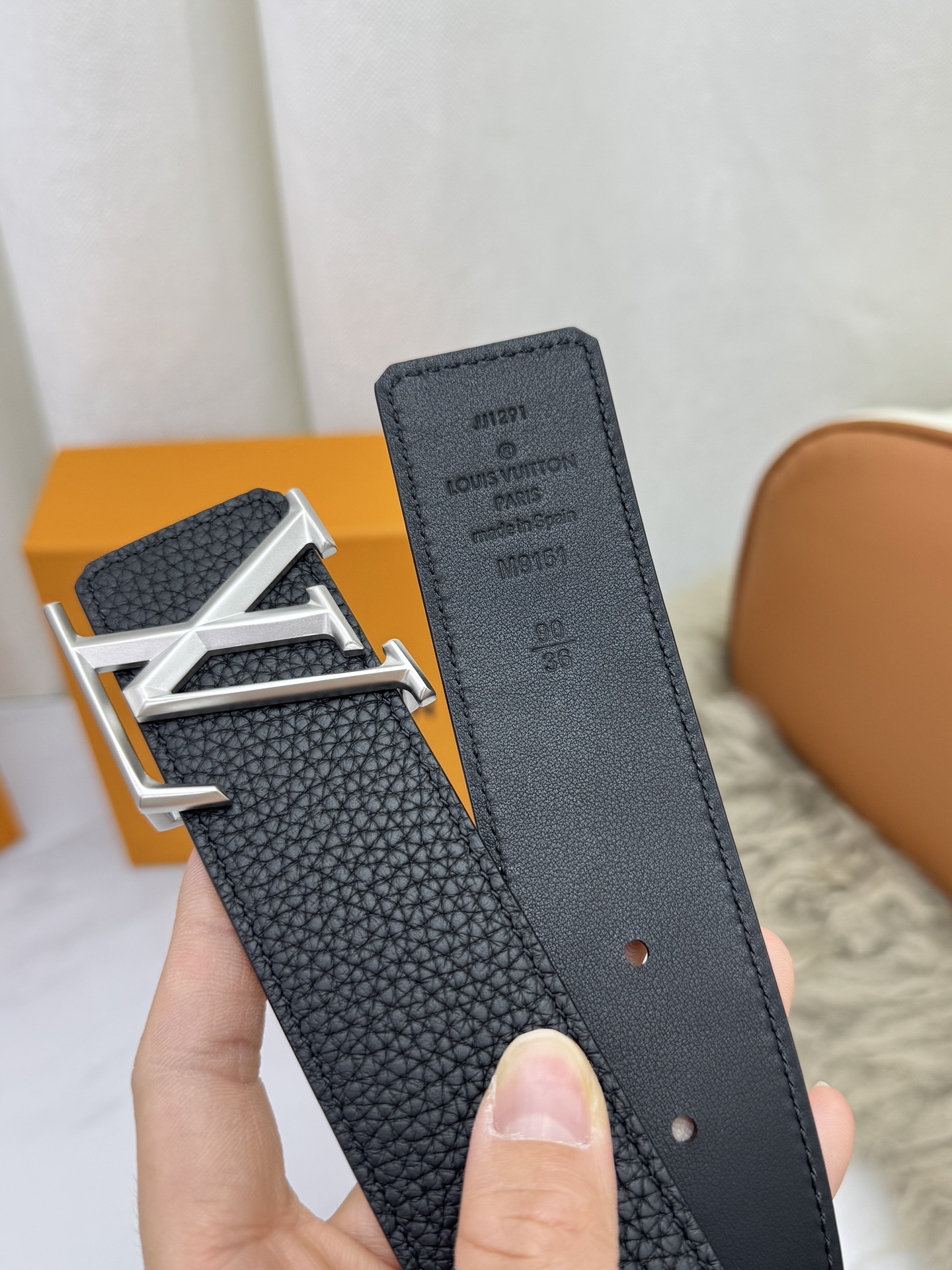LV 奢华款现代 饰以雅致大方的标志性 柔软结实的皮带，可搭配从礼服到休闲装各种服饰。宽度4.0cm
