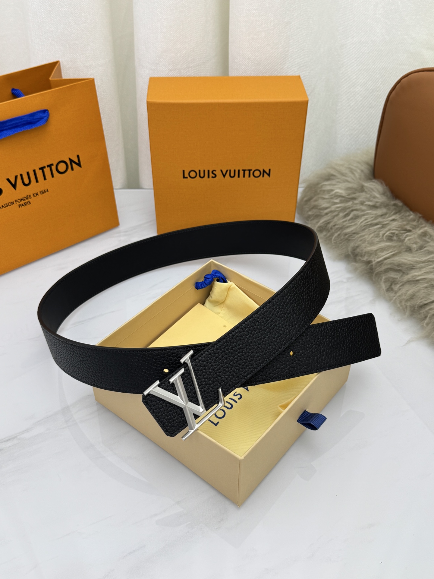 LV 奢华款现代 饰以雅致大方的标志性 柔软结实的皮带，可搭配从礼服到休闲装各种服饰。宽度4.0cm