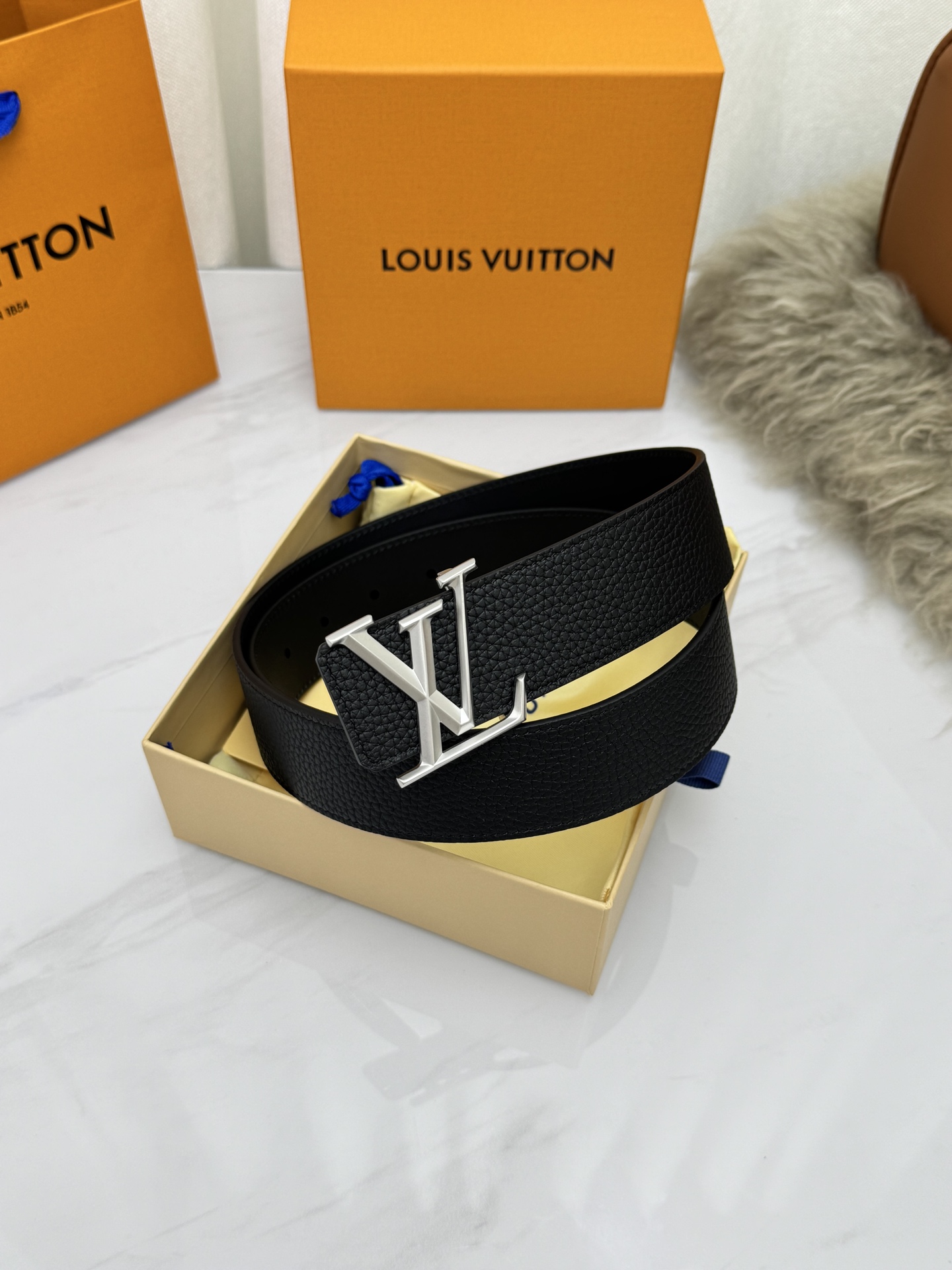 LV 奢华款现代 饰以雅致大方的标志性 柔软结实的皮带,可搭配从礼服到休闲装各种服饰。宽度4.0cm LV 奢华款现代 饰以雅致大方的标志性 柔软结实的皮带,可搭配从礼服到休闲装各种服饰。宽度4.0cm