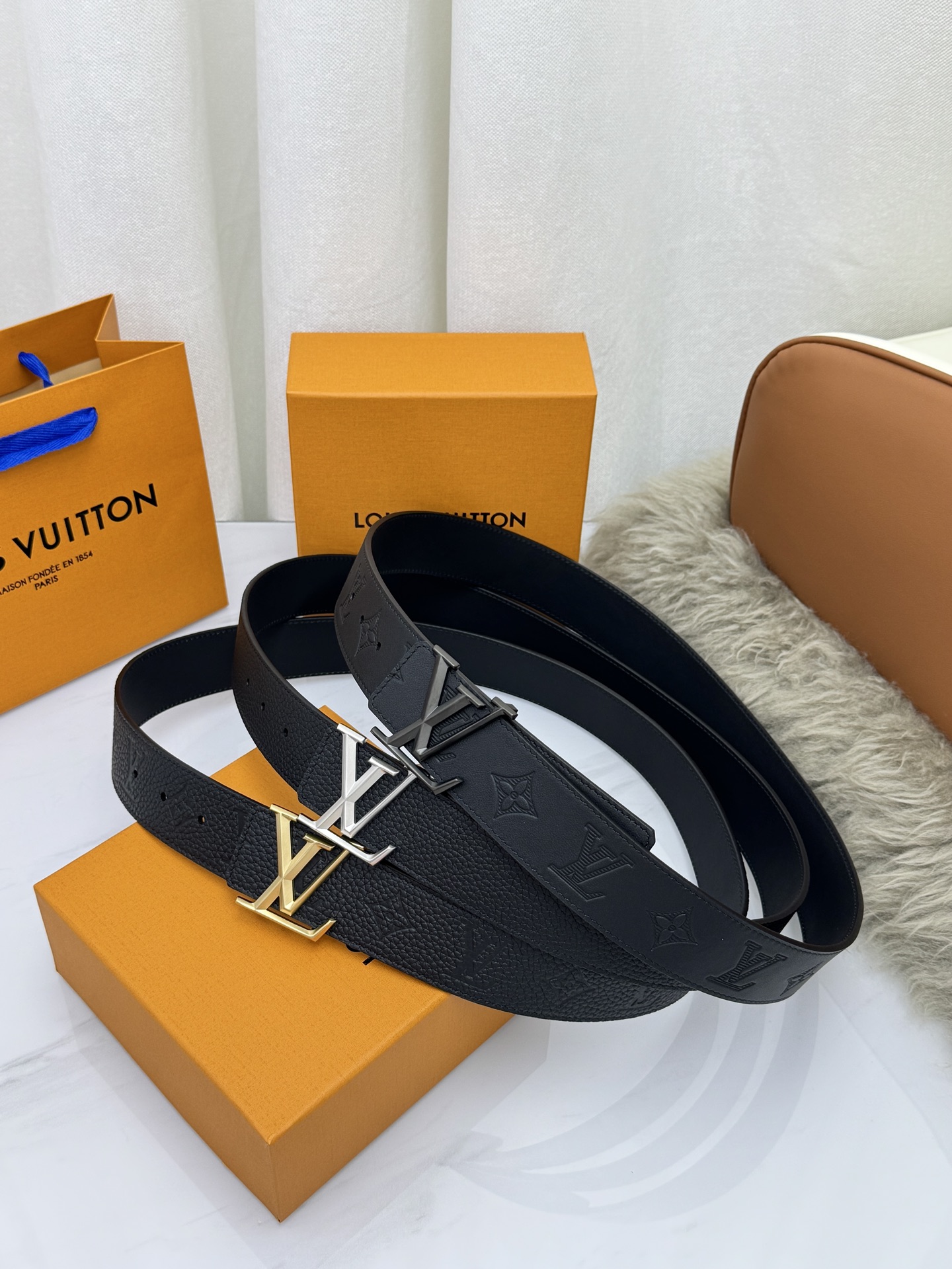 LV 奢华款现代 饰以雅致大方的标志性 柔软结实的皮带，可搭配从礼服到休闲装各种服饰。宽度4.0cm