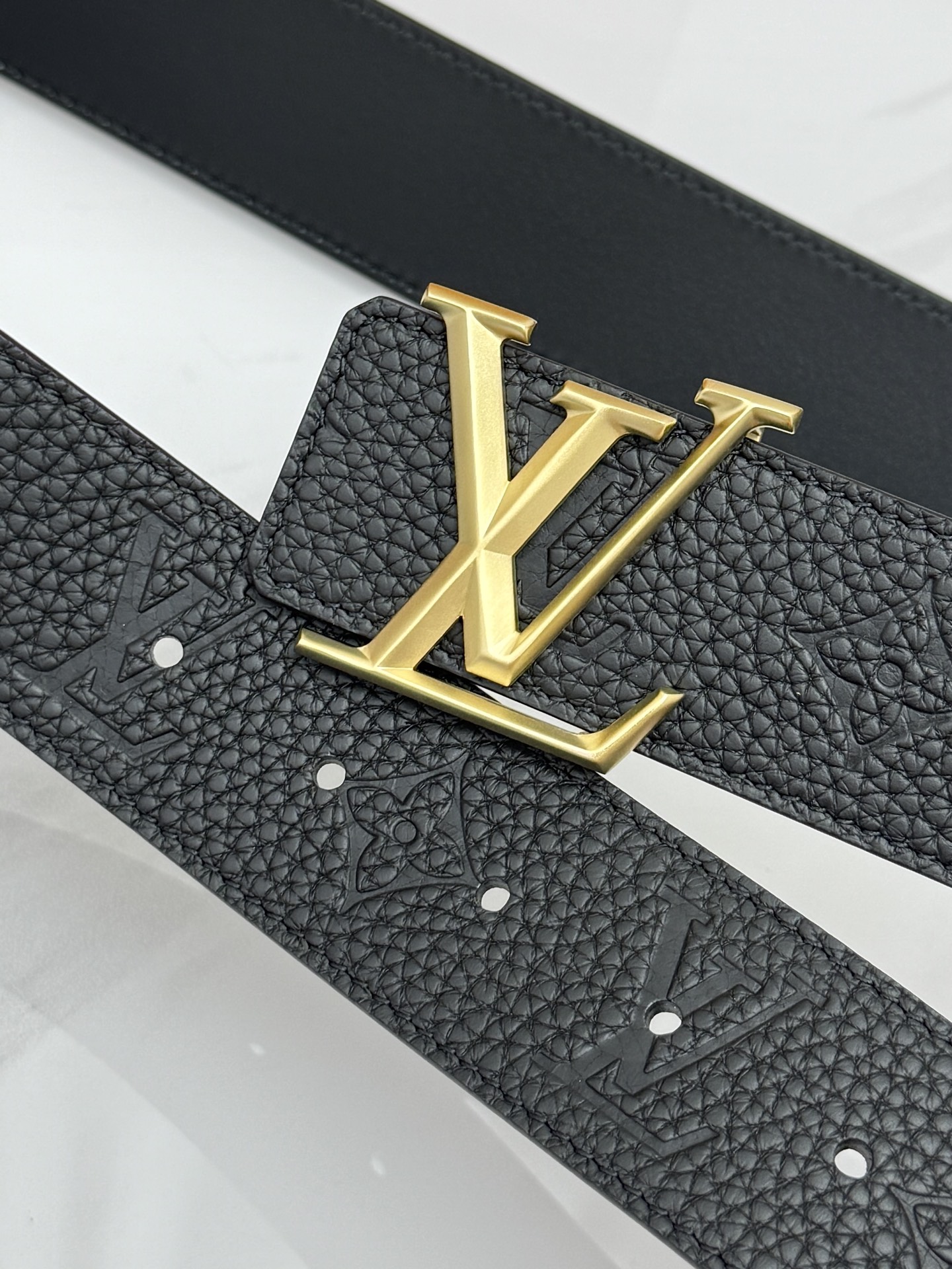 LV 奢华款现代 饰以雅致大方的标志性 柔软结实的皮带，可搭配从礼服到休闲装各种服饰。宽度4.0cm