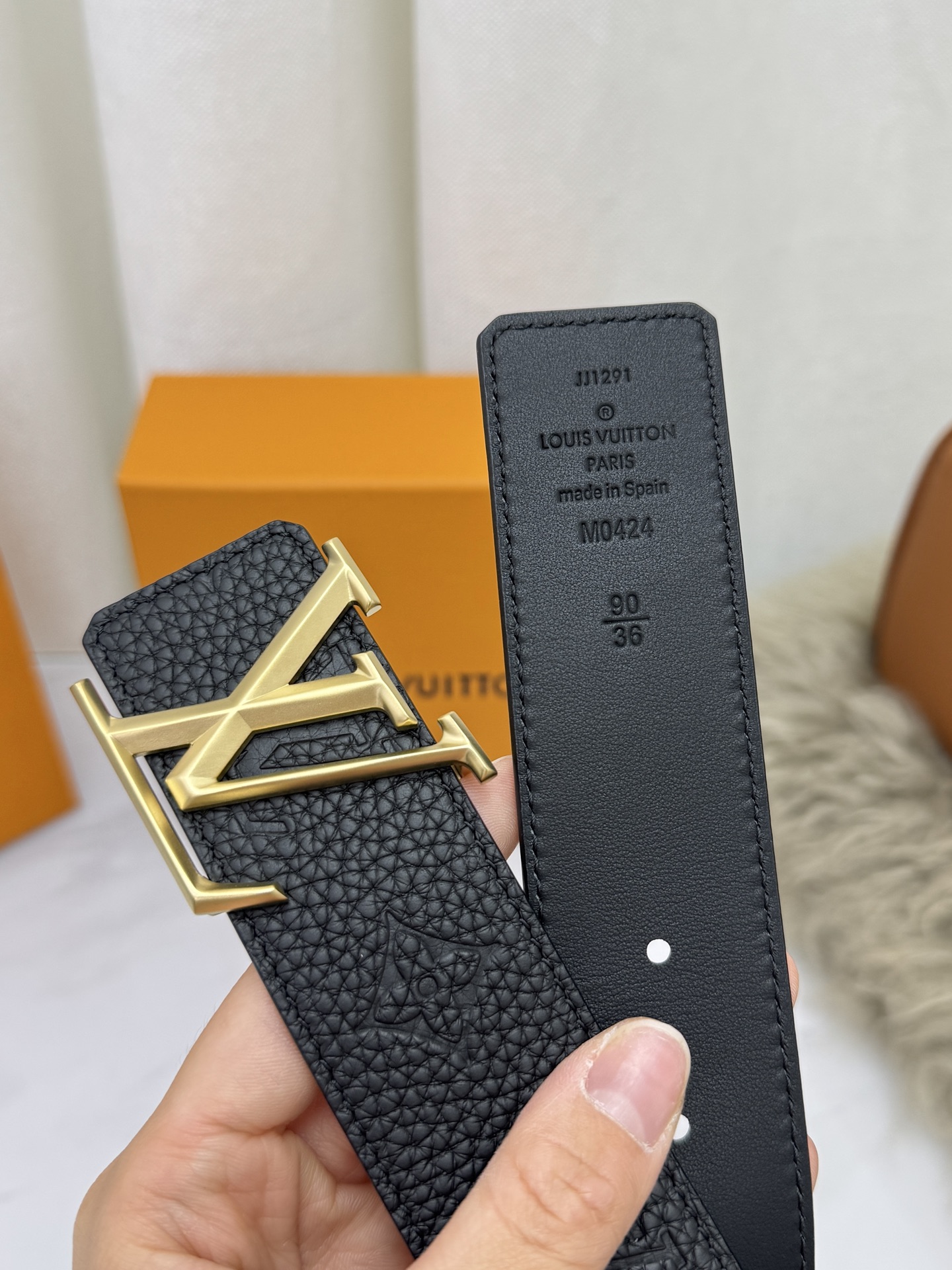 LV 奢华款现代 饰以雅致大方的标志性 柔软结实的皮带，可搭配从礼服到休闲装各种服饰。宽度4.0cm