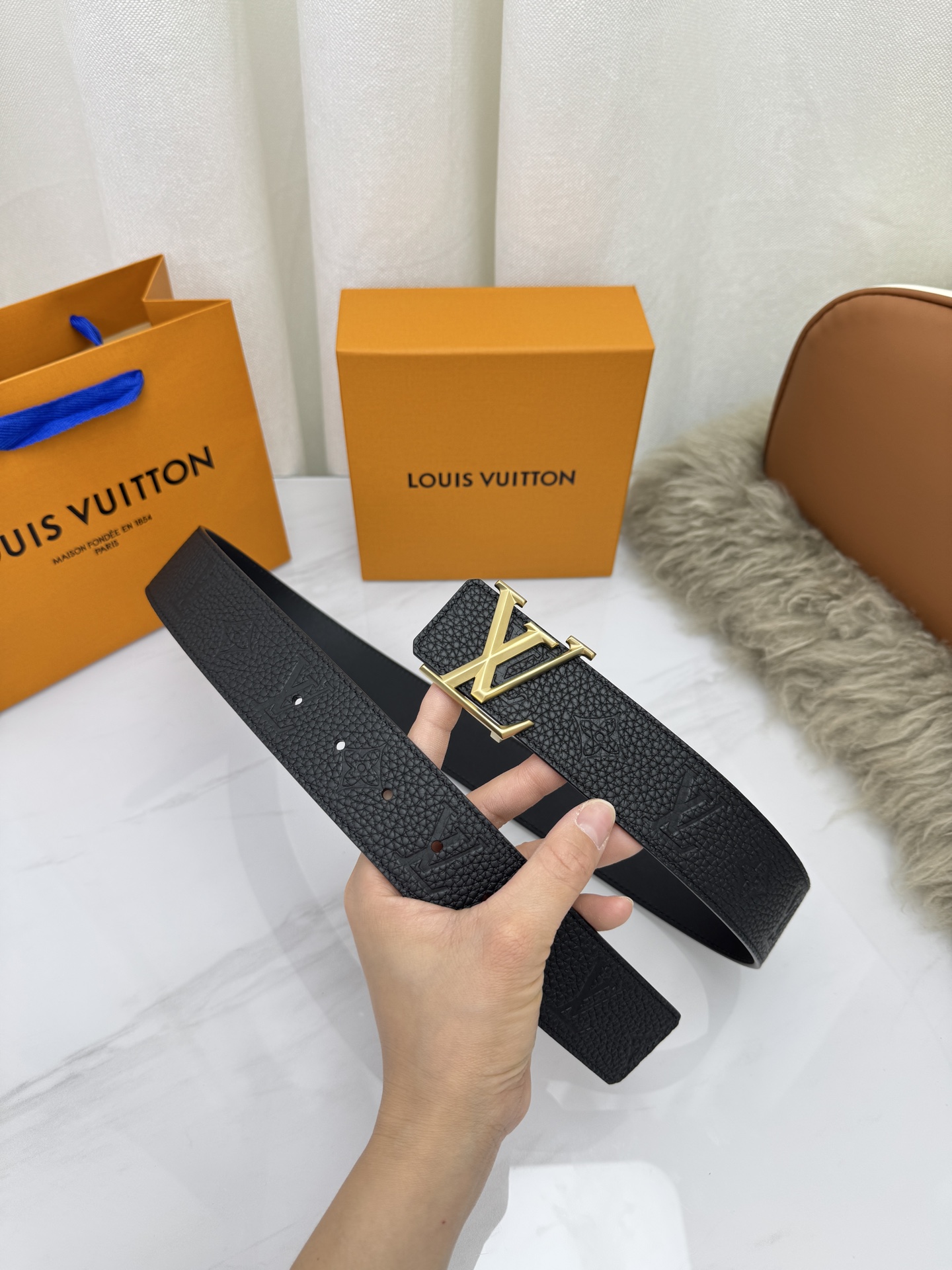 LV 奢华款现代 饰以雅致大方的标志性 柔软结实的皮带，可搭配从礼服到休闲装各种服饰。宽度4.0cm