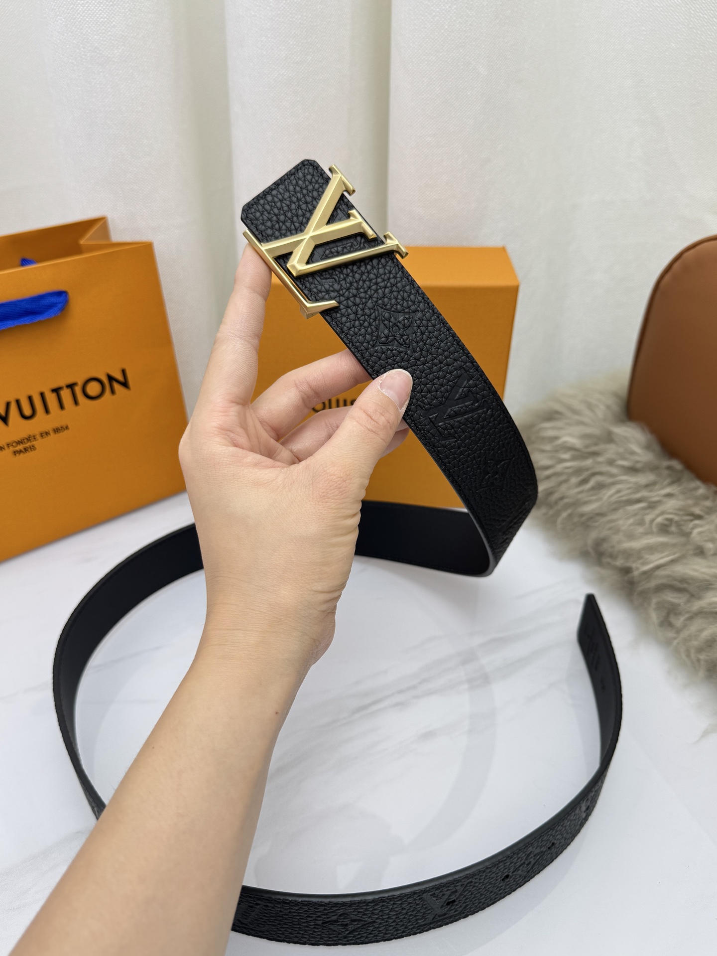 LV 奢华款现代 饰以雅致大方的标志性 柔软结实的皮带，可搭配从礼服到休闲装各种服饰。宽度4.0cm
