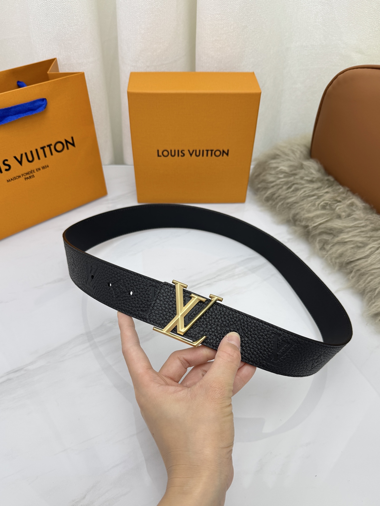LV 奢华款现代 饰以雅致大方的标志性 柔软结实的皮带，可搭配从礼服到休闲装各种服饰。宽度4.0cm