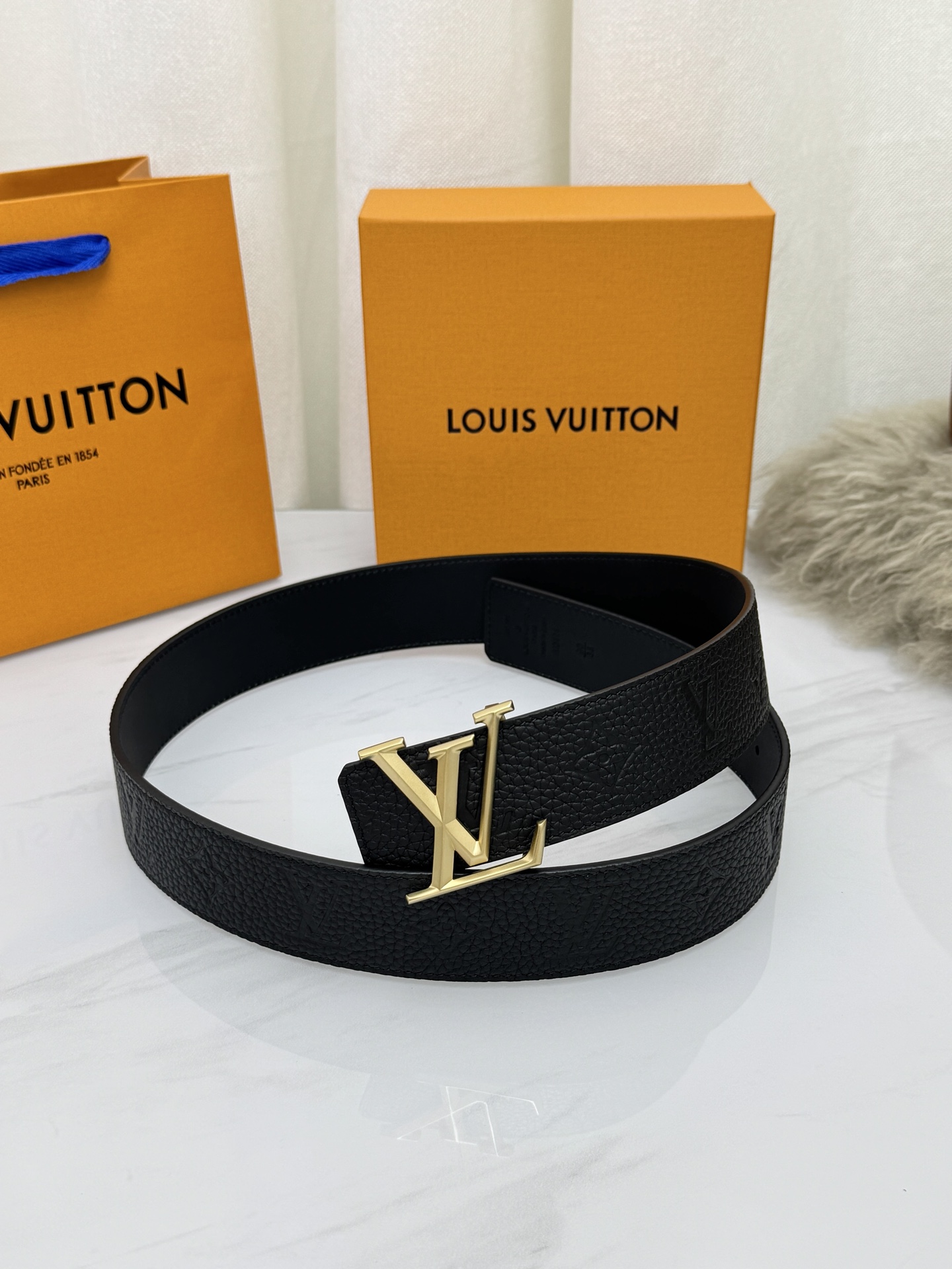 LV 奢华款现代 饰以雅致大方的标志性 柔软结实的皮带，可搭配从礼服到休闲装各种服饰。宽度4.0cm