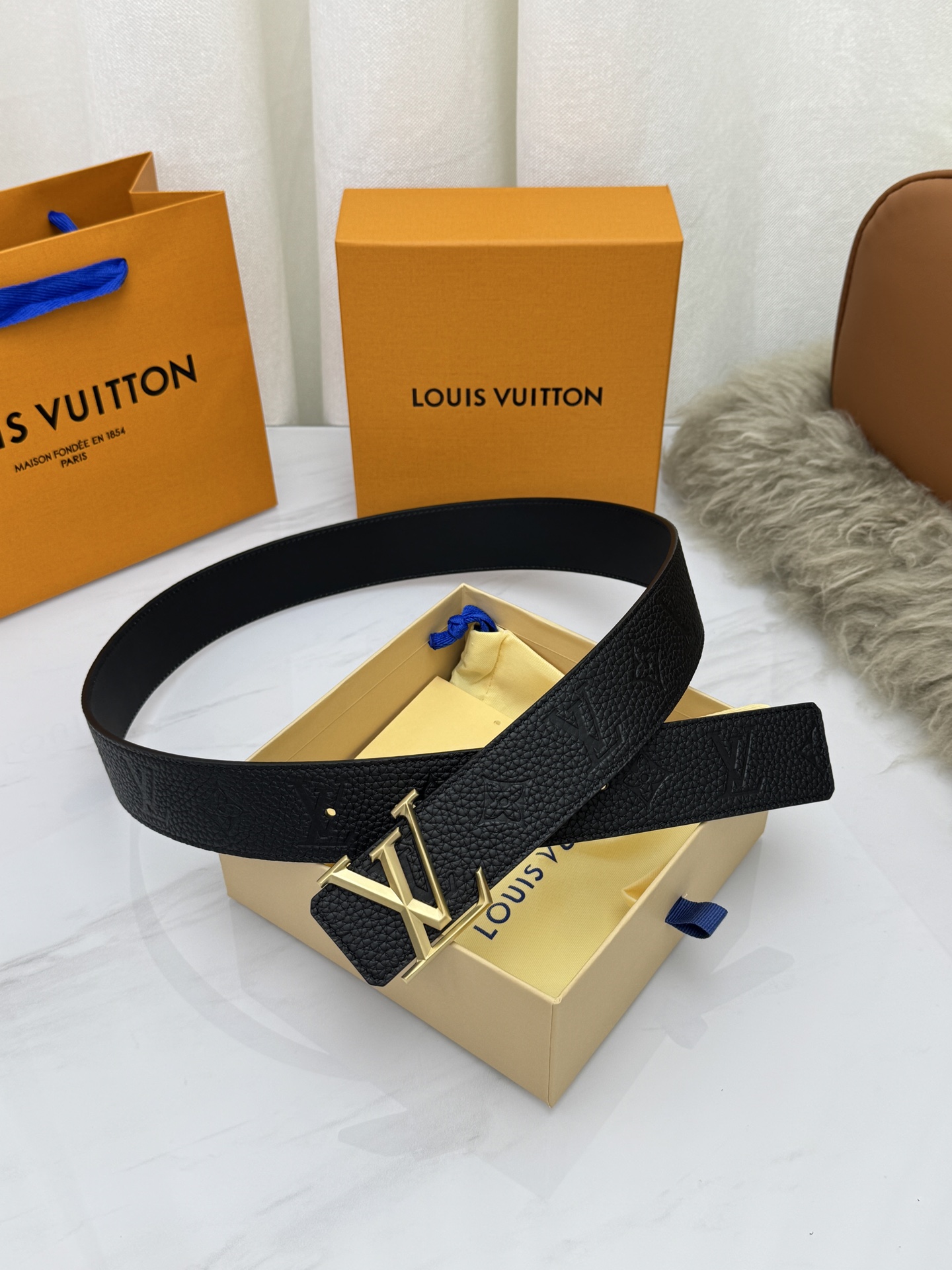 LV 奢华款现代 饰以雅致大方的标志性 柔软结实的皮带，可搭配从礼服到休闲装各种服饰。宽度4.0cm