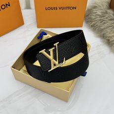 LV 奢华款现代 饰以雅致大方的标志性 柔软结实的皮带,可搭配从礼服到休闲装各种服饰。宽度4.0cm LV 奢华款现代 饰以雅致大方的标志性 柔软结实的皮带,可搭配从礼服到休闲装各种服饰。宽度4.0cm