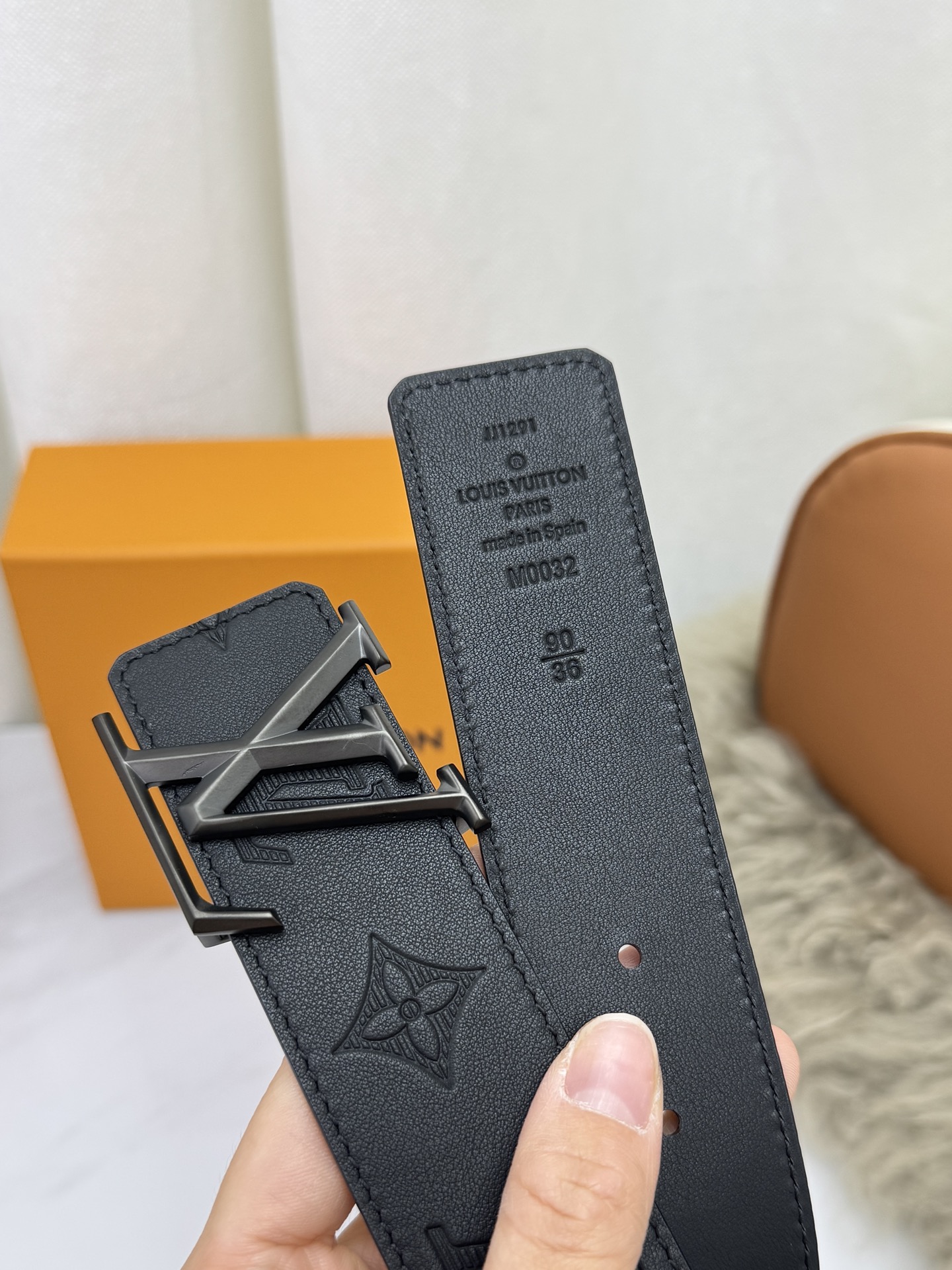 LV 奢华款现代 饰以雅致大方的标志性 柔软结实的皮带，可搭配从礼服到休闲装各种服饰。宽度4.0cm