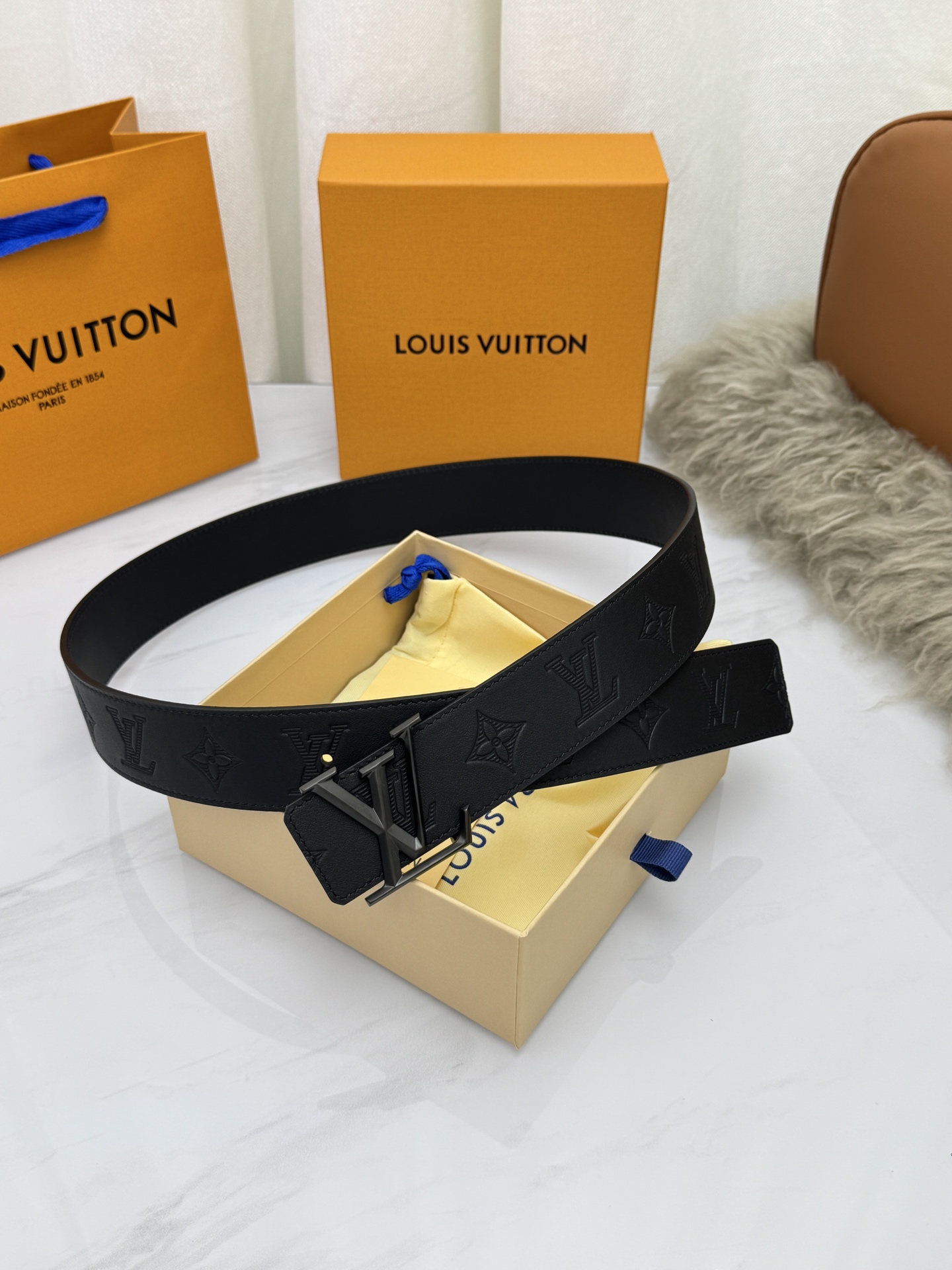 LV 奢华款现代 饰以雅致大方的标志性 柔软结实的皮带，可搭配从礼服到休闲装各种服饰。宽度4.0cm