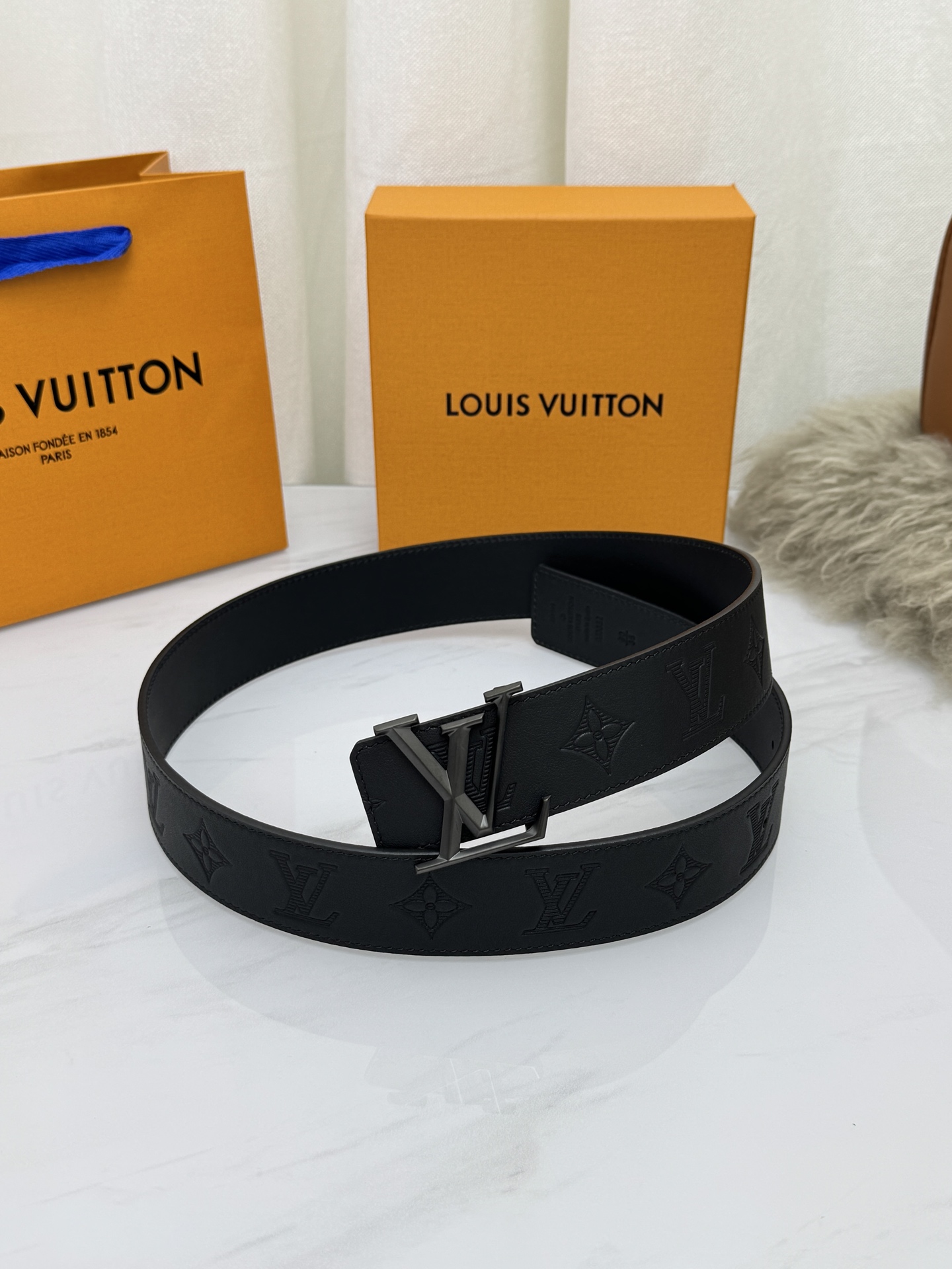 LV 奢华款现代 饰以雅致大方的标志性 柔软结实的皮带，可搭配从礼服到休闲装各种服饰。宽度4.0cm
