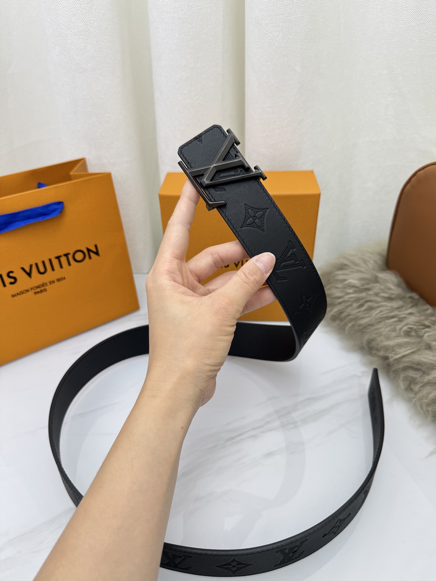 LV 奢华款现代 饰以雅致大方的标志性 柔软结实的皮带，可搭配从礼服到休闲装各种服饰。宽度4.0cm