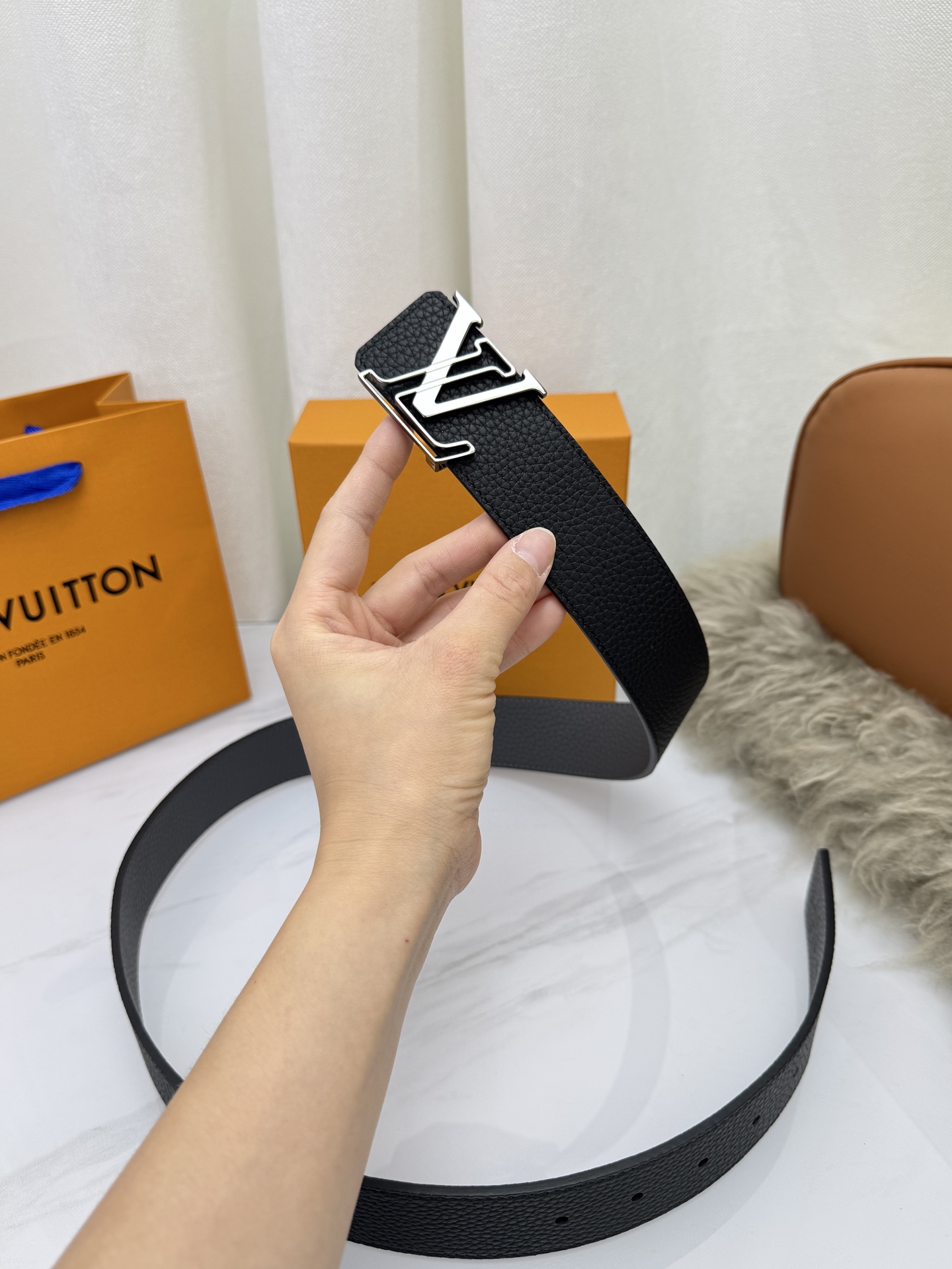 LV 奢华款现代 饰以雅致大方的标志性 柔软结实的皮带，可搭配从礼服到休闲装各种服饰。宽度4.0cm