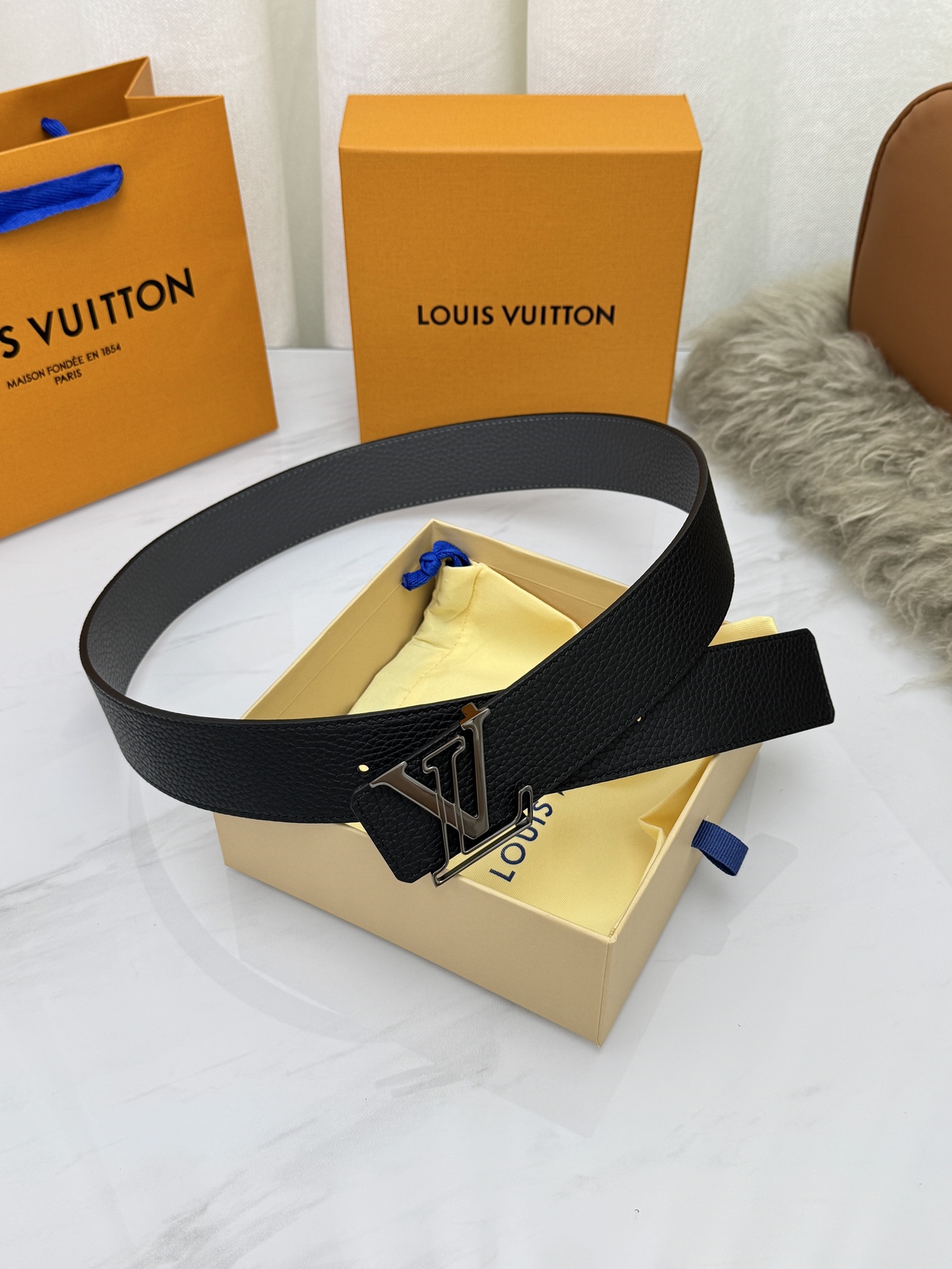 LV 奢华款现代 饰以雅致大方的标志性 柔软结实的皮带，可搭配从礼服到休闲装各种服饰。宽度4.0cm