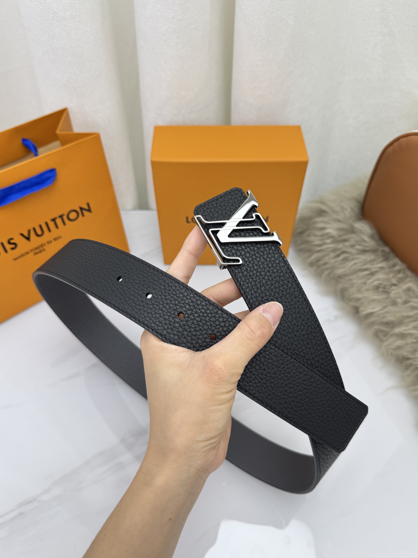 LV 奢华款现代 饰以雅致大方的标志性 柔软结实的皮带，可搭配从礼服到休闲装各种服饰。宽度4.0cm
