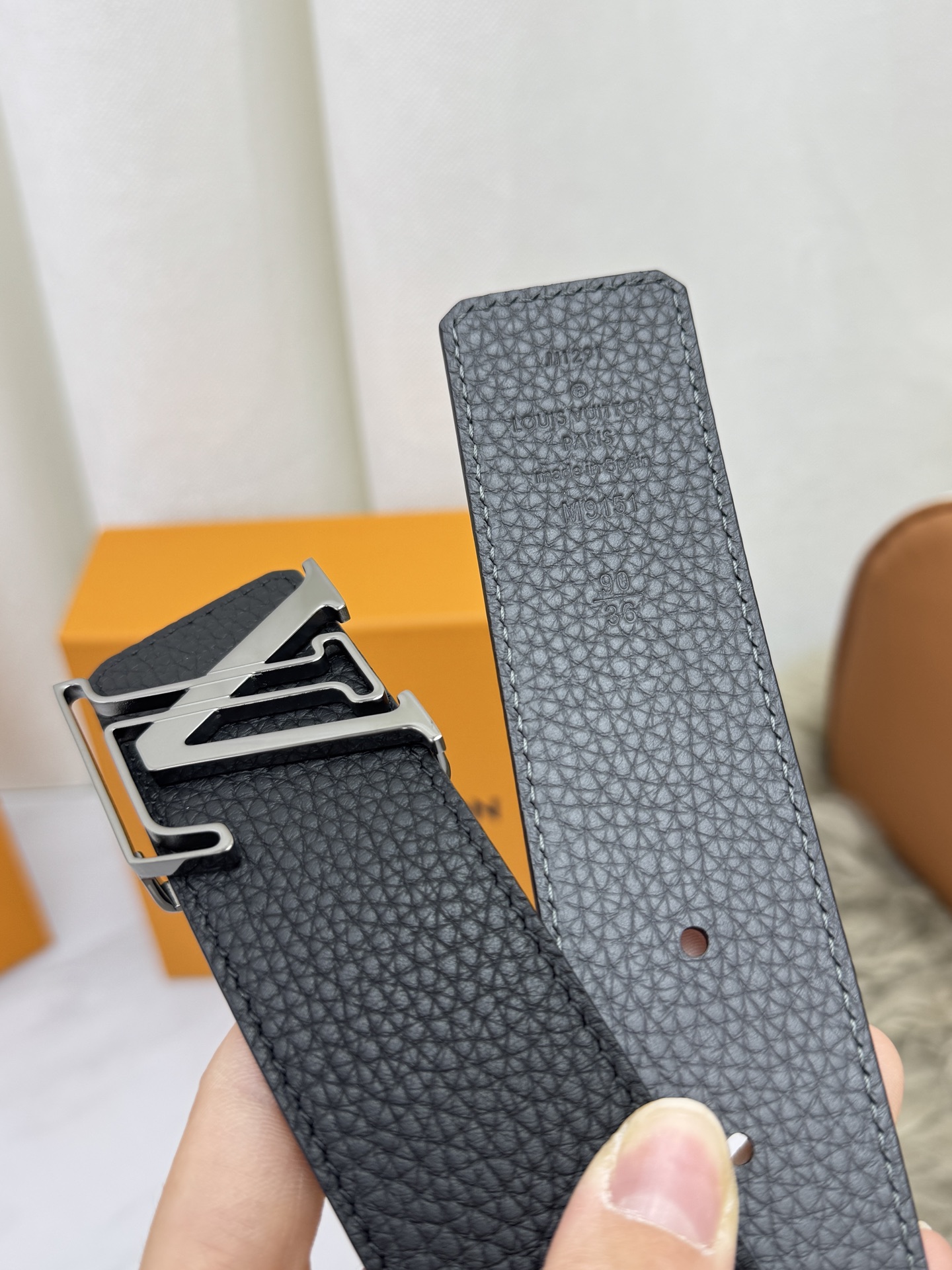LV 奢华款现代 饰以雅致大方的标志性 柔软结实的皮带，可搭配从礼服到休闲装各种服饰。宽度4.0cm