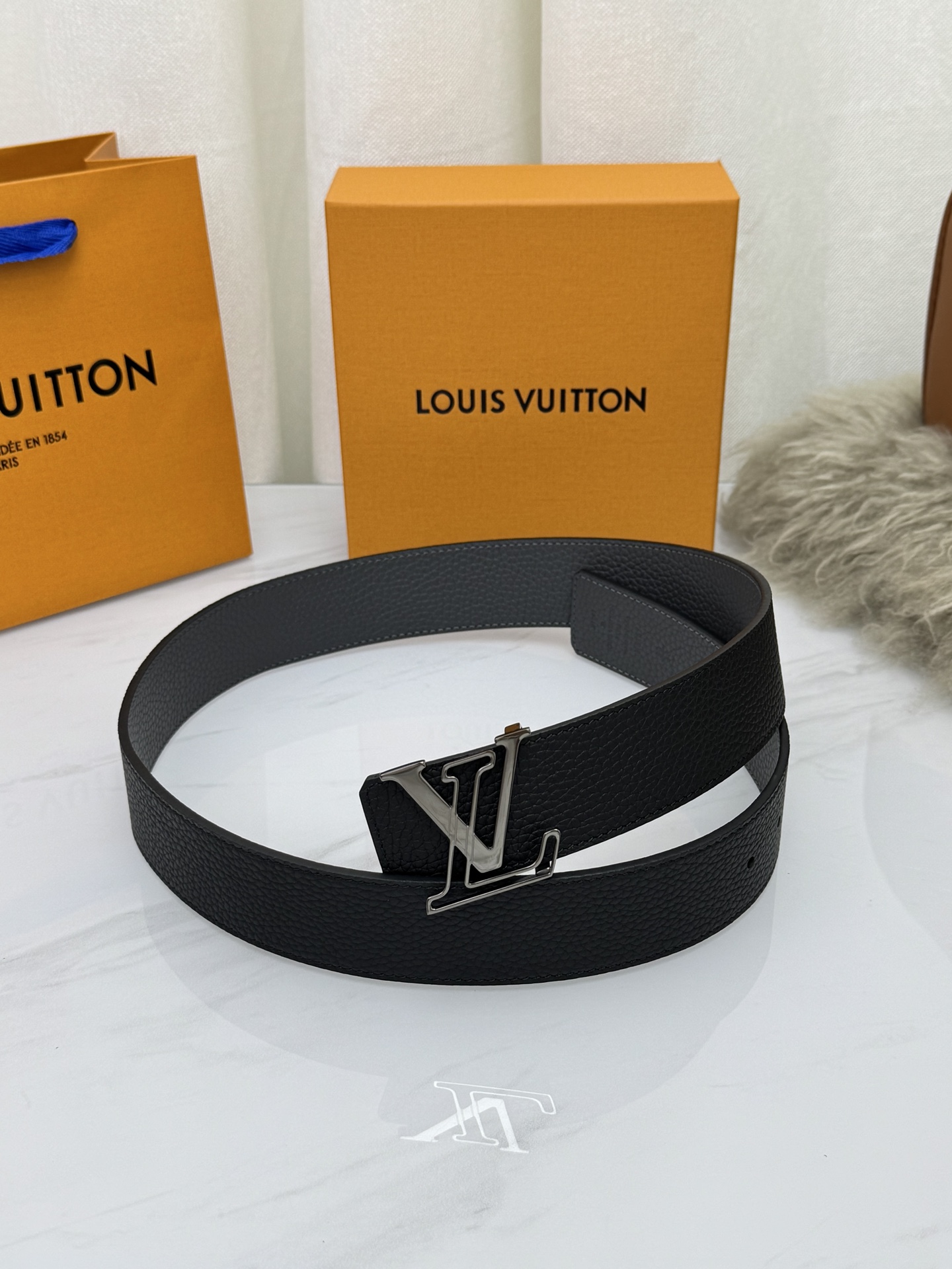 LV 奢华款现代 饰以雅致大方的标志性 柔软结实的皮带，可搭配从礼服到休闲装各种服饰。宽度4.0cm