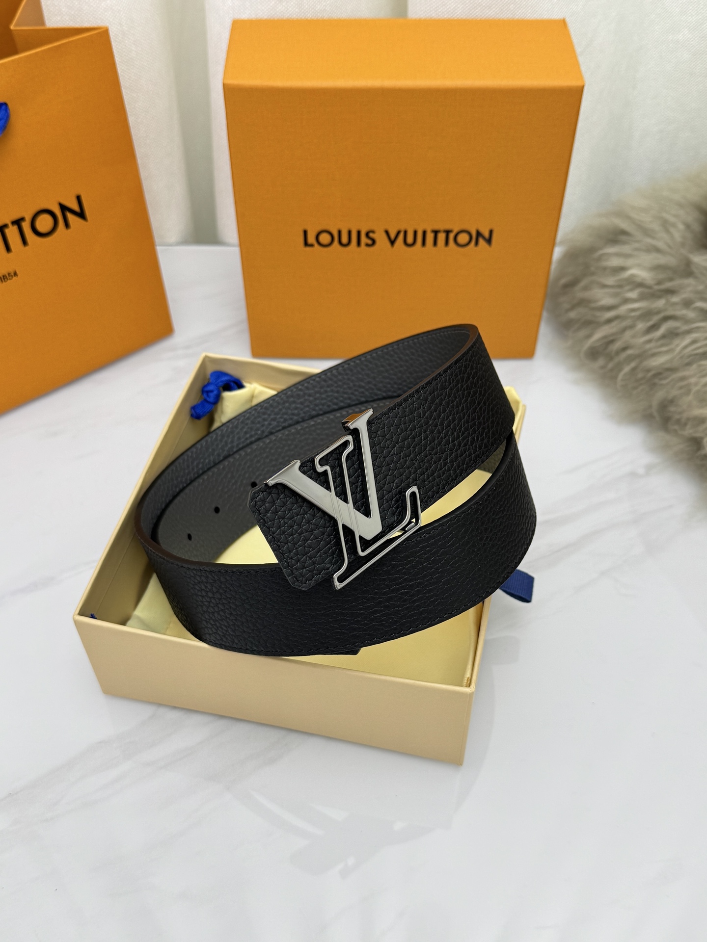 LV 奢华款现代 饰以雅致大方的标志性 柔软结实的皮带,可搭配从礼服到休闲装各种服饰。宽度4.0cm LV 奢华款现代 饰以雅致大方的标志性 柔软结实的皮带,可搭配从礼服到休闲装各种服饰。宽度4.0cm