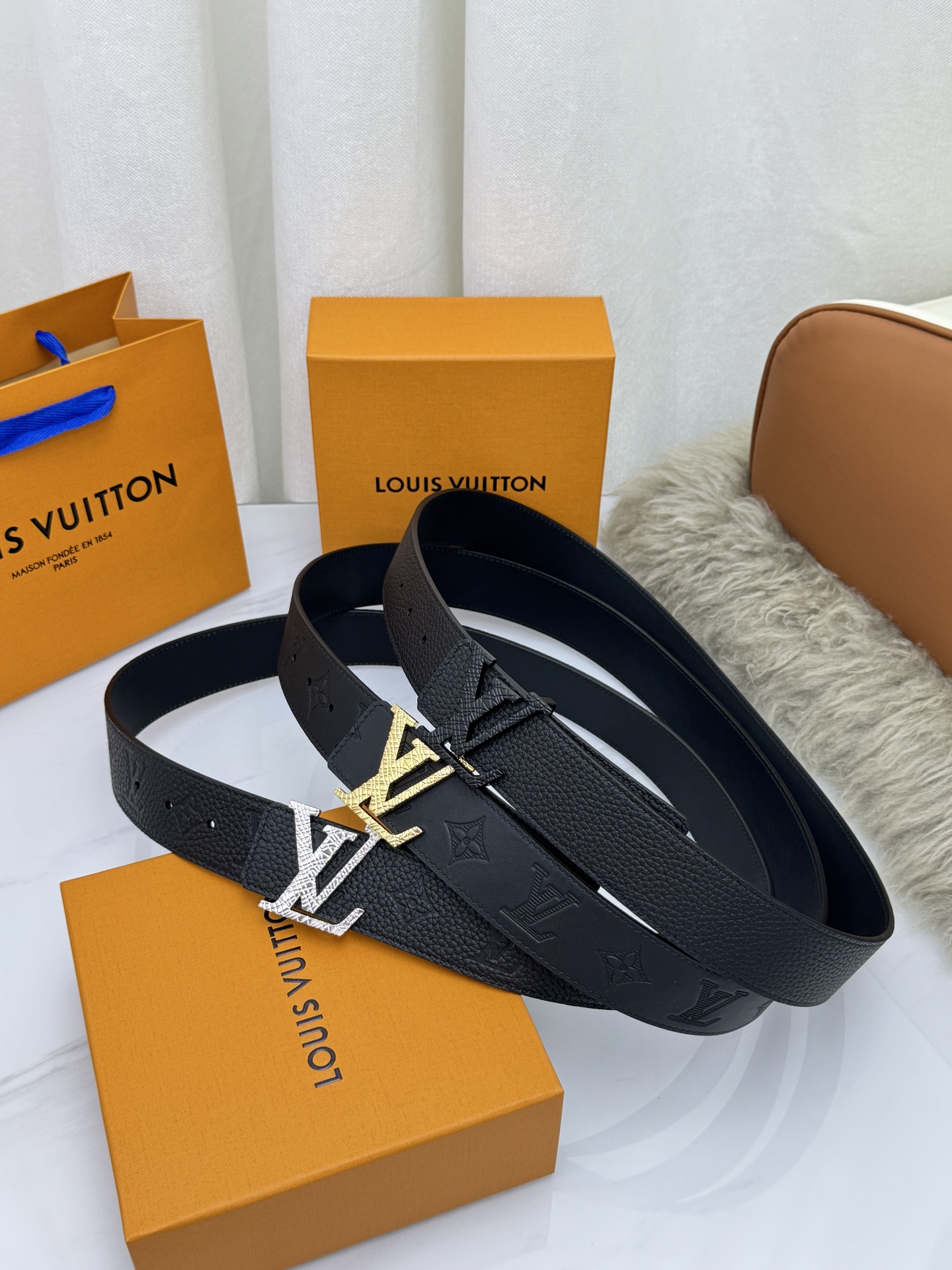 LV 奢华款现代 饰以雅致大方的标志性 柔软结实的皮带，可搭配从礼服到休闲装各种服饰。宽度4.0cm