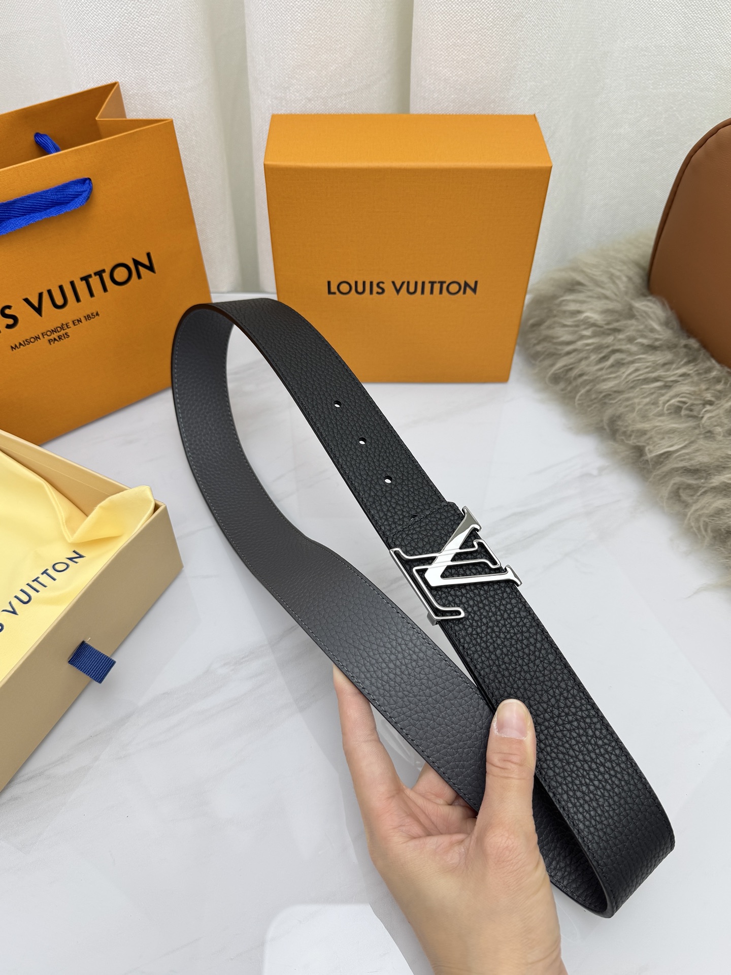 LV 奢华款现代 饰以雅致大方的标志性 柔软结实的皮带，可搭配从礼服到休闲装各种服饰。宽度4.0cm