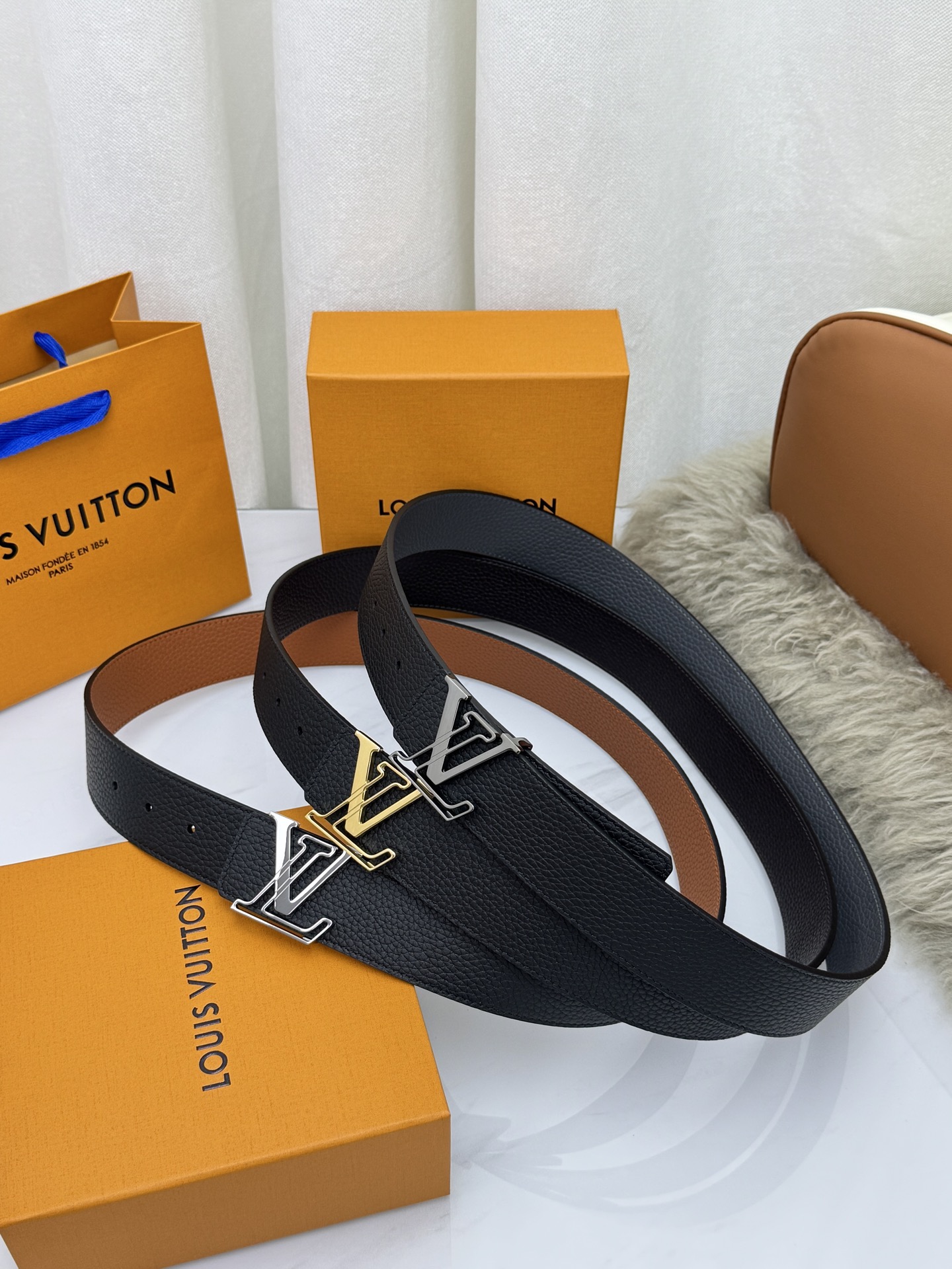 LV 奢华款现代 饰以雅致大方的标志性 柔软结实的皮带，可搭配从礼服到休闲装各种服饰。宽度4.0cm