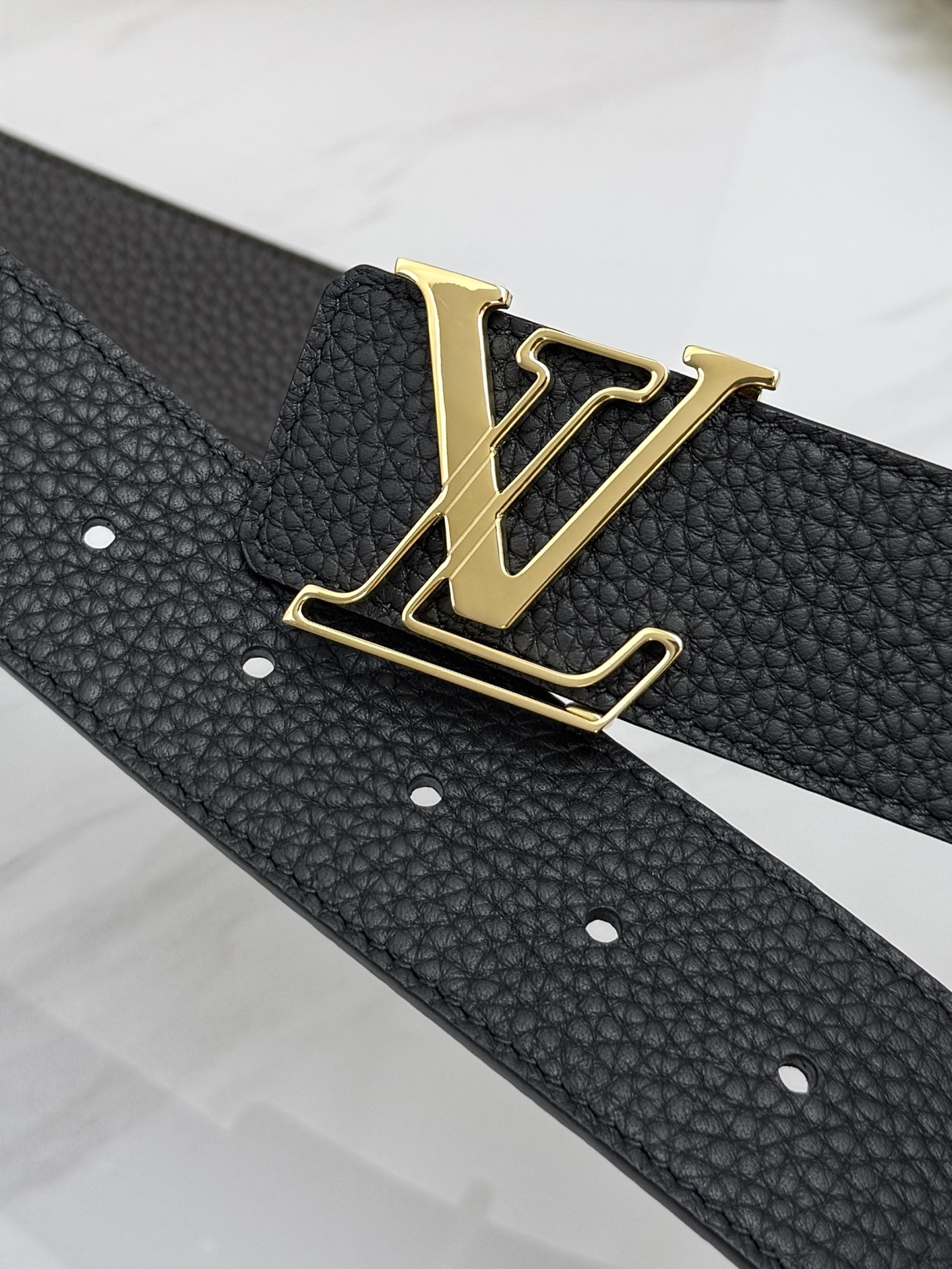 LV 奢华款现代 饰以雅致大方的标志性 柔软结实的皮带，可搭配从礼服到休闲装各种服饰。宽度4.0cm