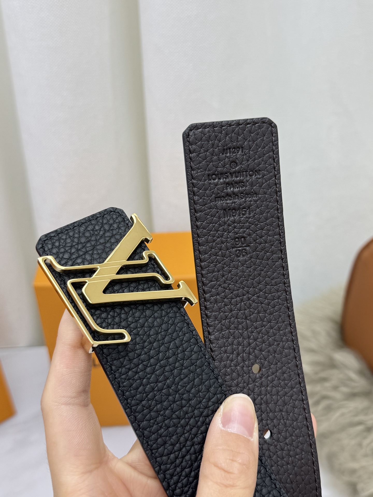LV 奢华款现代 饰以雅致大方的标志性 柔软结实的皮带，可搭配从礼服到休闲装各种服饰。宽度4.0cm