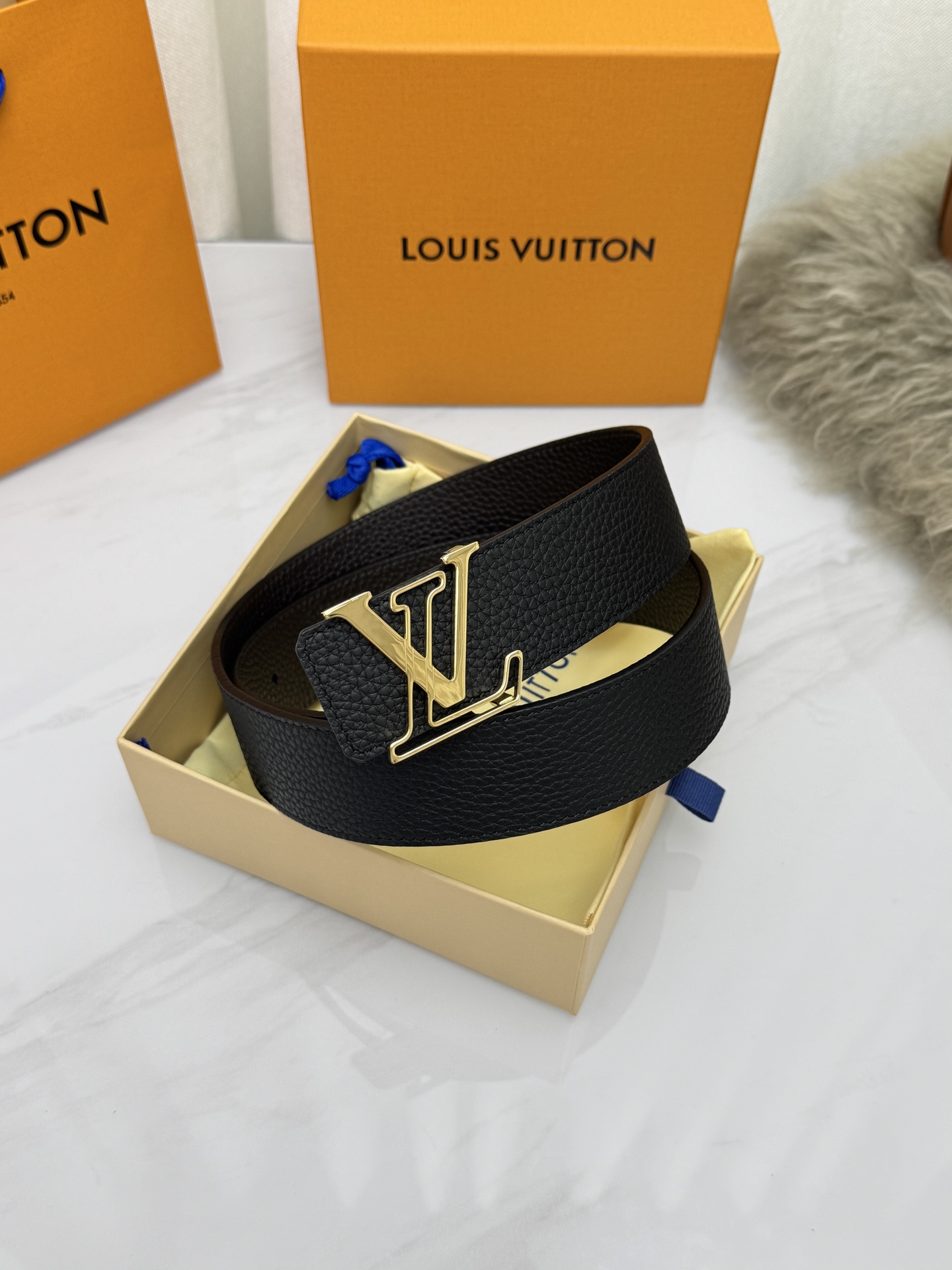 LV 奢华款现代 饰以雅致大方的标志性 柔软结实的皮带,可搭配从礼服到休闲装各种服饰。宽度4.0cm LV 奢华款现代 饰以雅致大方的标志性 柔软结实的皮带,可搭配从礼服到休闲装各种服饰。宽度4.0cm