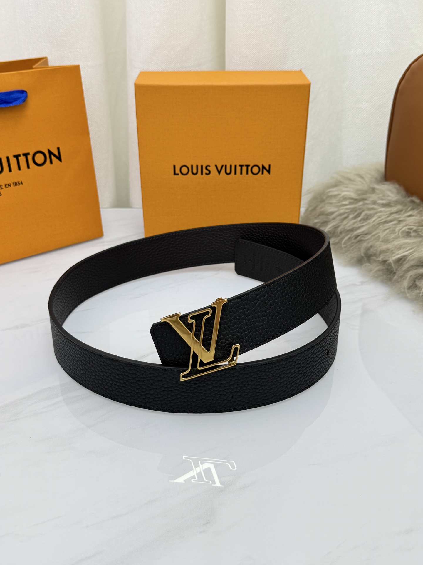 LV 奢华款现代 饰以雅致大方的标志性 柔软结实的皮带，可搭配从礼服到休闲装各种服饰。宽度4.0cm
