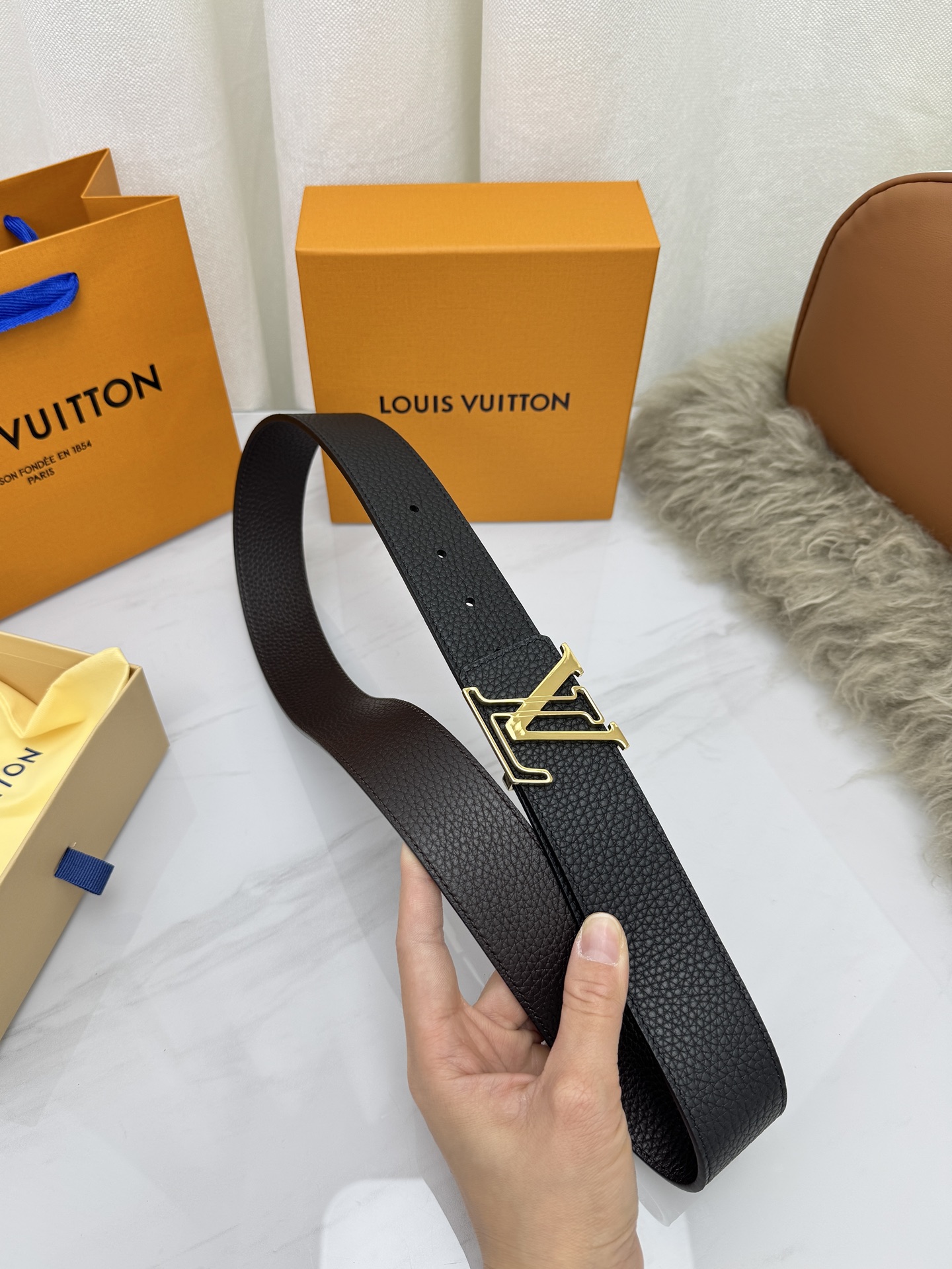 LV 奢华款现代 饰以雅致大方的标志性 柔软结实的皮带，可搭配从礼服到休闲装各种服饰。宽度4.0cm