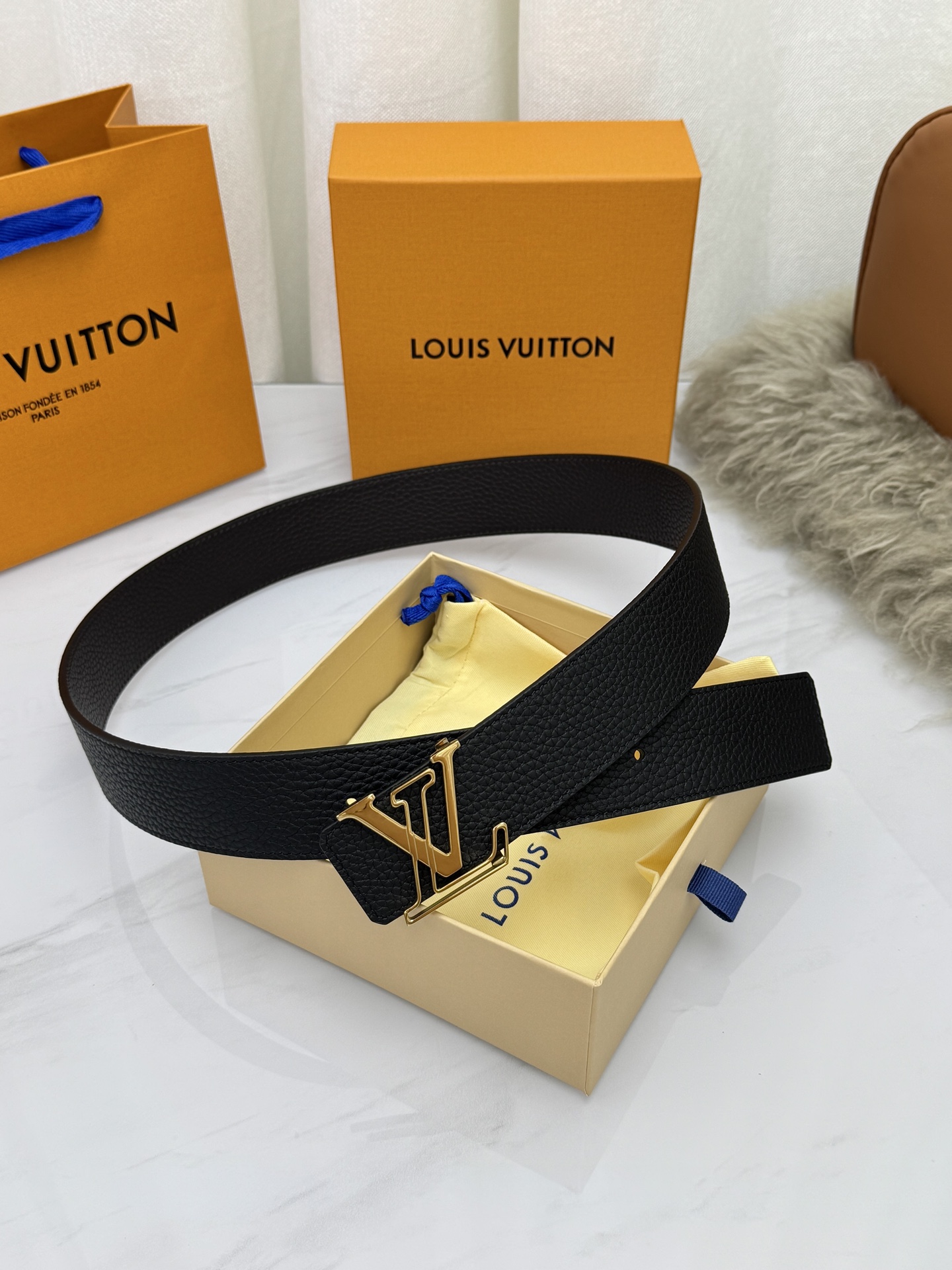 LV 奢华款现代 饰以雅致大方的标志性 柔软结实的皮带，可搭配从礼服到休闲装各种服饰。宽度4.0cm